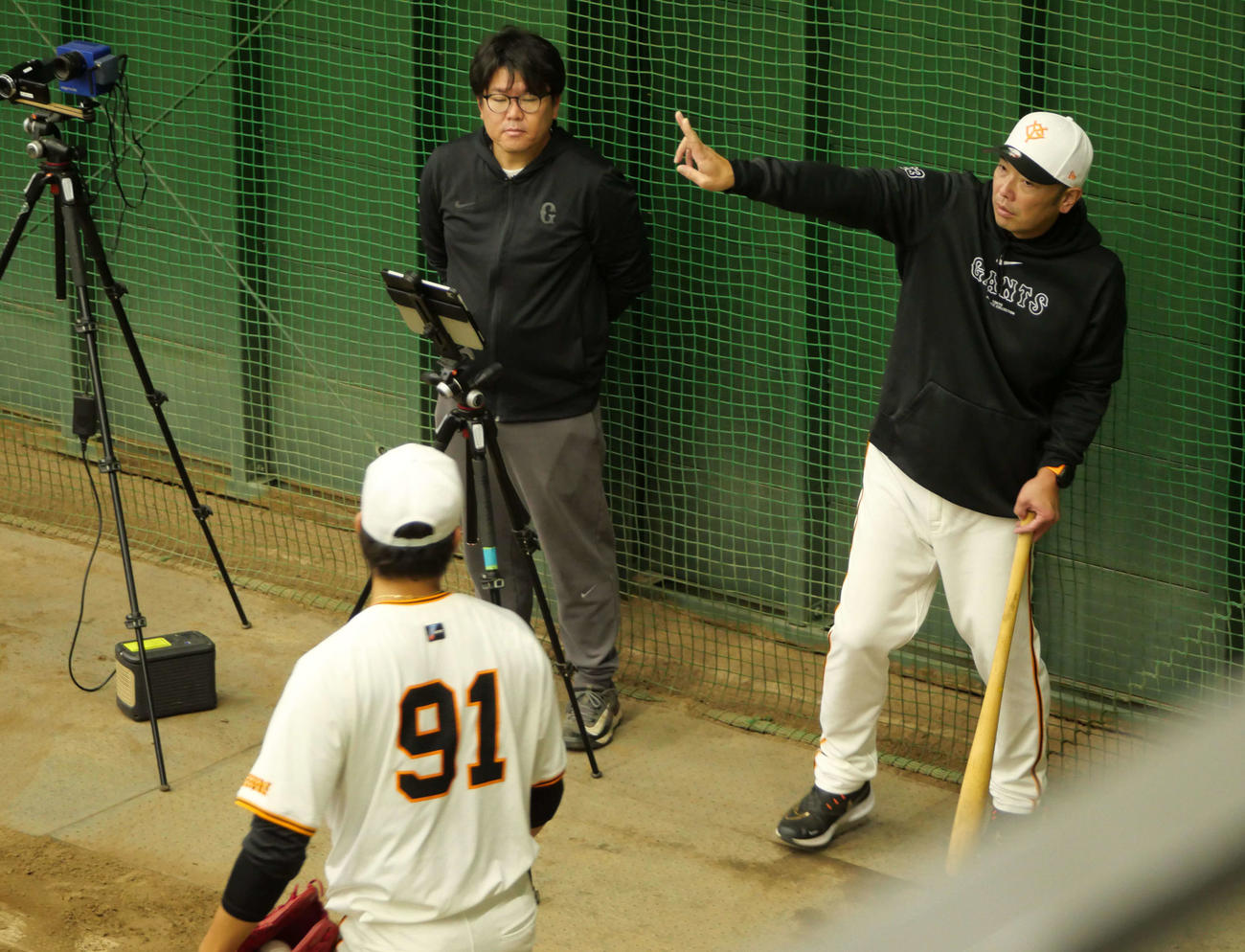 阿部監督からブルペンで指導を受ける巨人堀田（撮影・上田悠太）