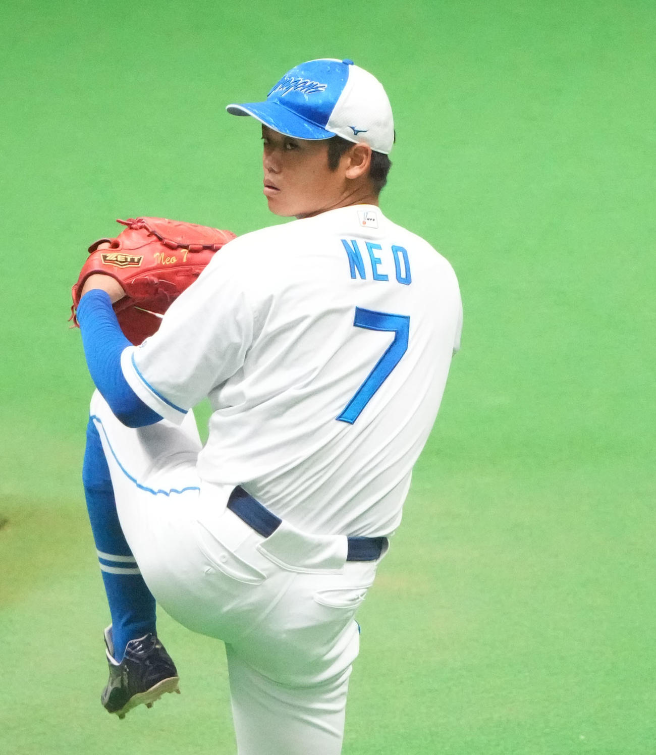 キャッチボールをする根尾（撮影・森本幸一）
