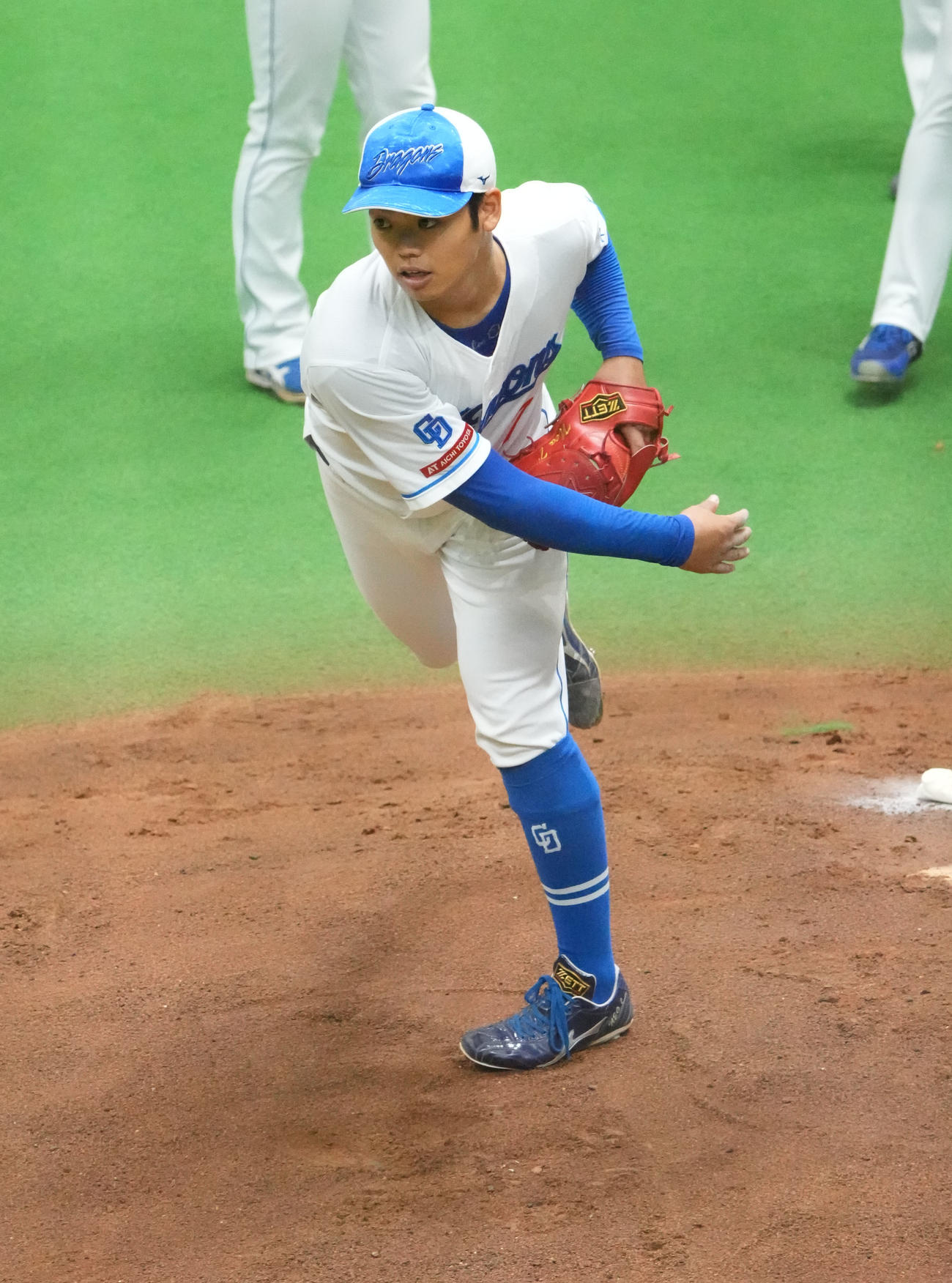 ノックを受ける根尾（撮影・森本幸一）