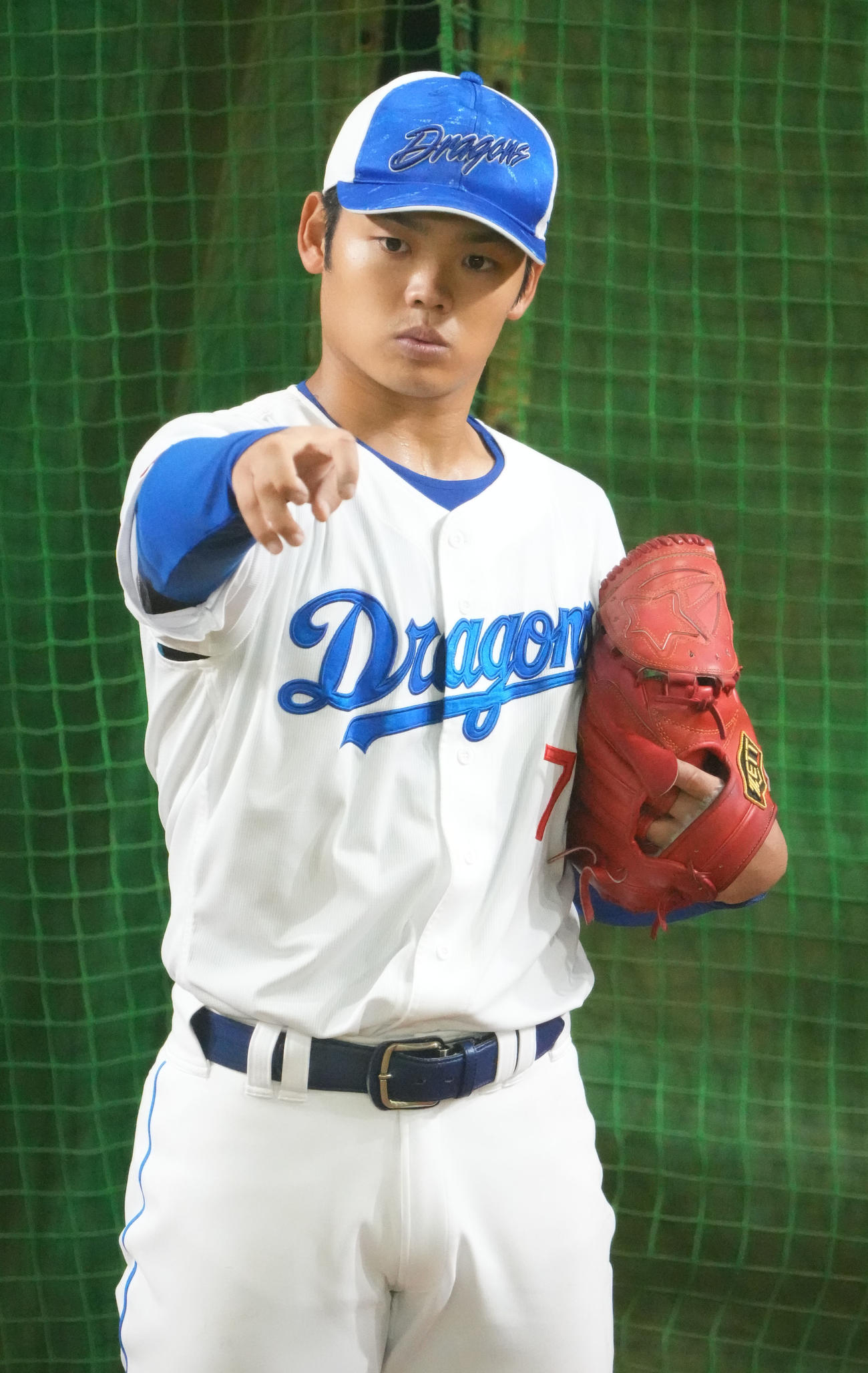 ブルペンに入り投球練習をする合間に捕手と言葉を交わす根尾（撮影・森本幸一）