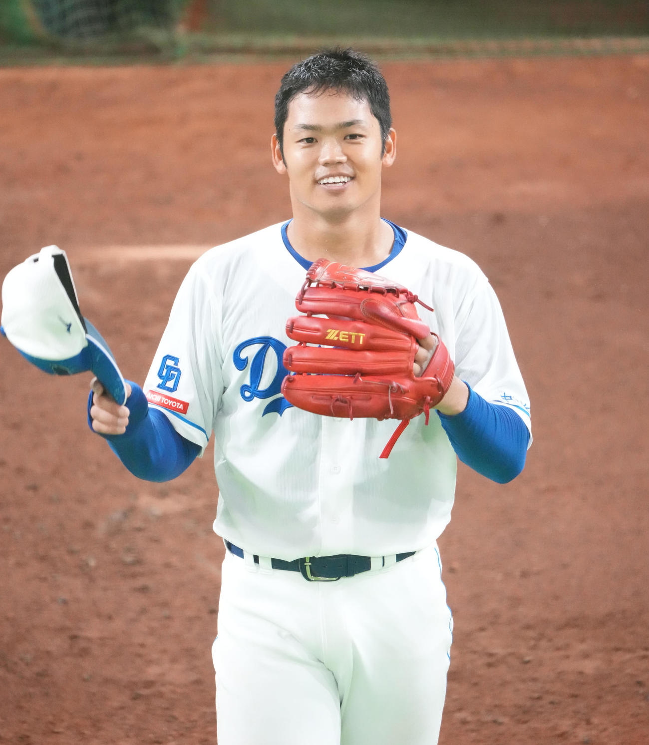投球練習を終えあいさつをする根尾（撮影・森本幸一）