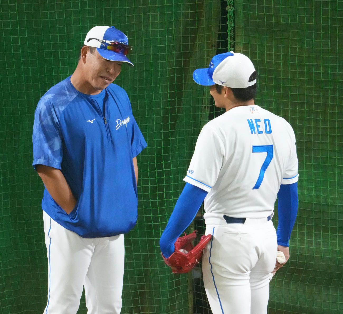 根尾と言葉を交わす井上監督（左）（撮影・森本幸一）