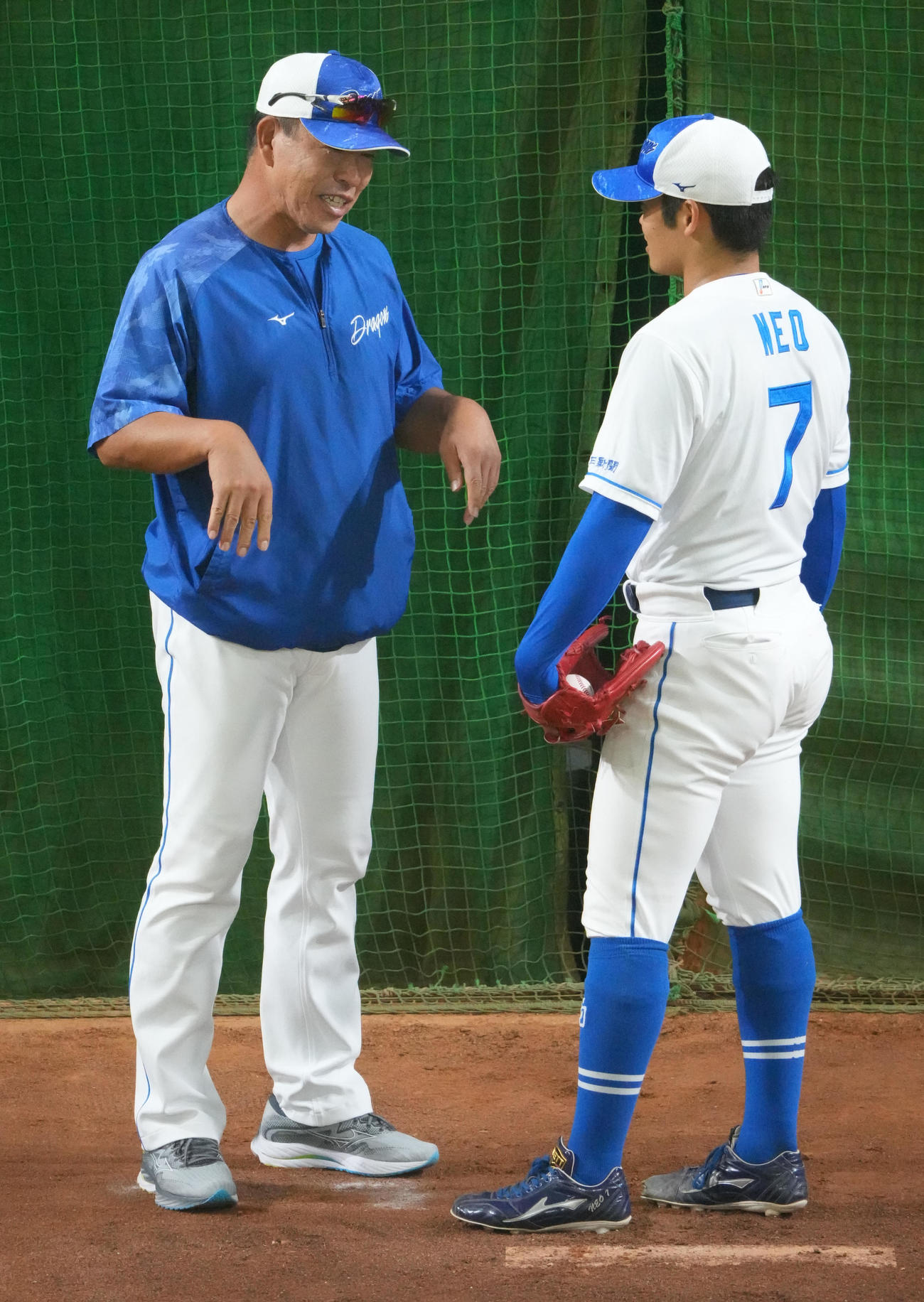 根尾と言葉を交わす井上監督（左）（撮影・森本幸一）