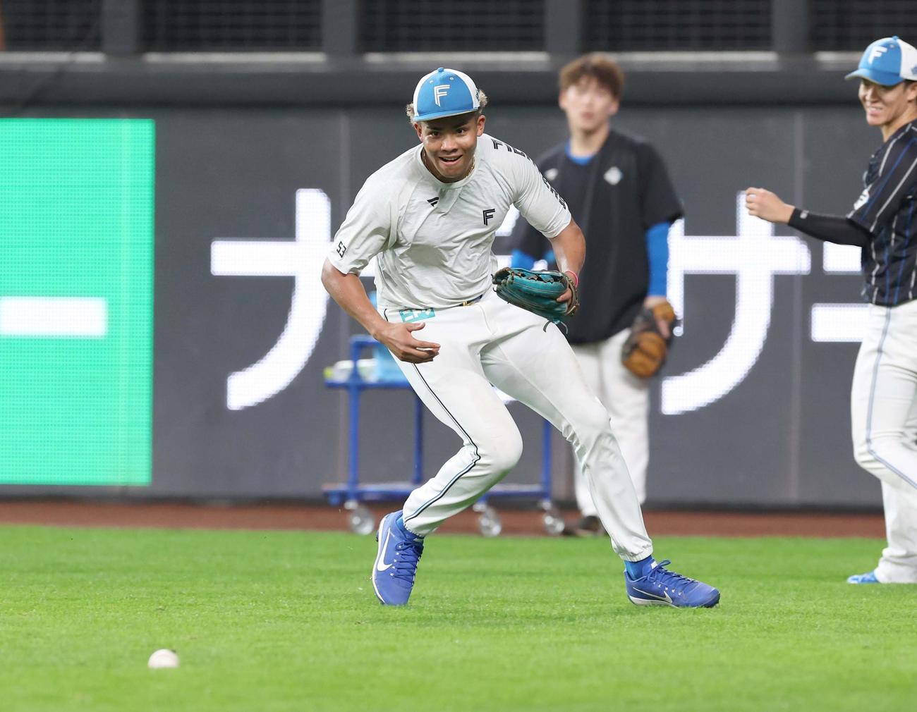 外野で守備練習する日本ハム水谷（撮影・黒川智章）