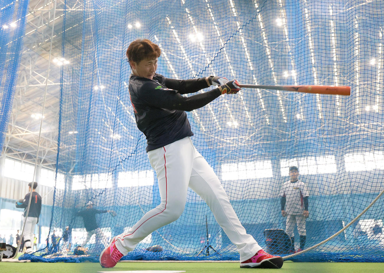 室内で打撃練習するオリックス紅林（撮影・上山淳一）