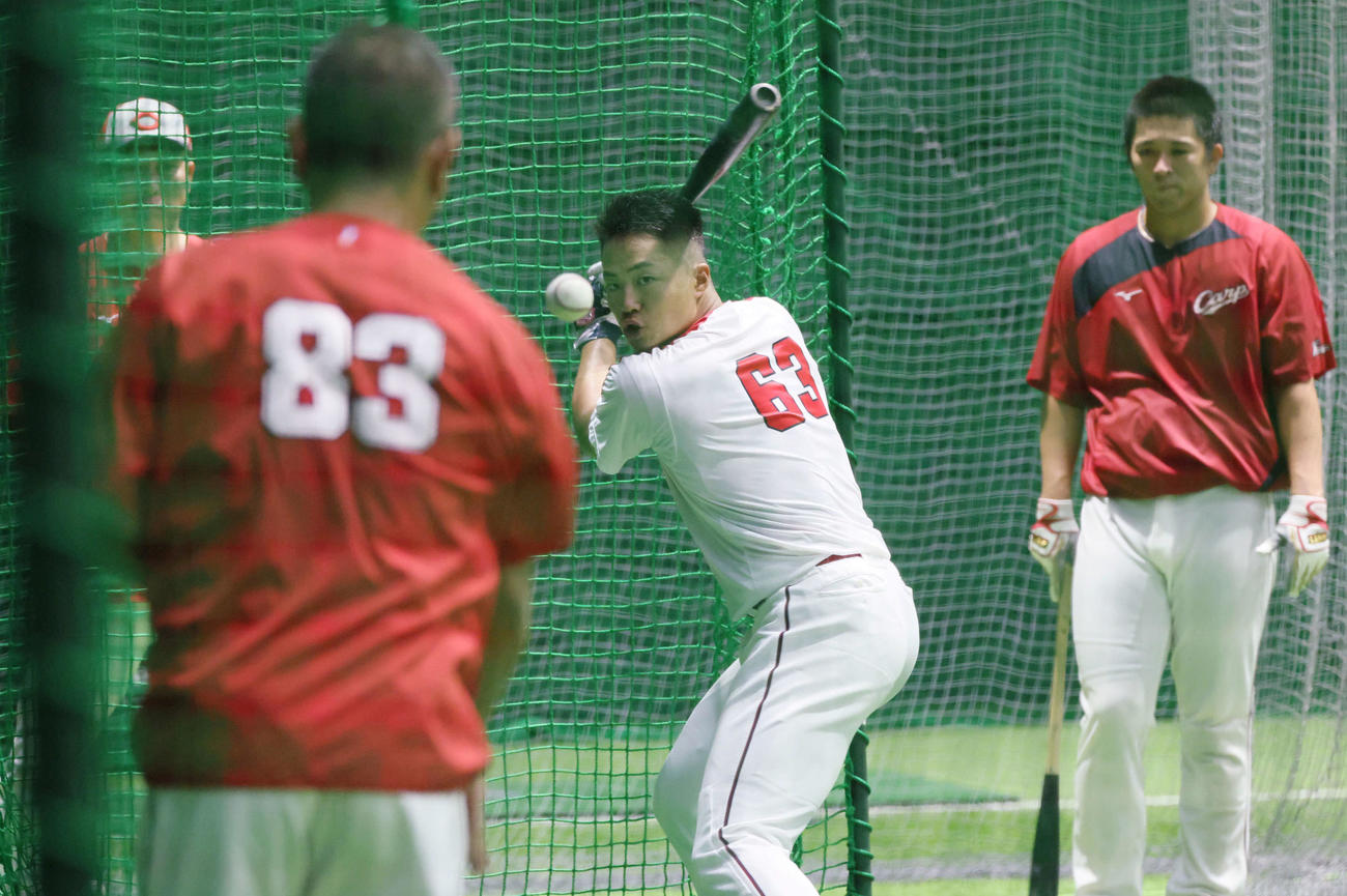 秋季練習で、新井監督（左）が見守る中、打撃練習をする広島内田（中央）。右は仲田。左手前は朝山打撃コーチ（撮影・加藤孝規）