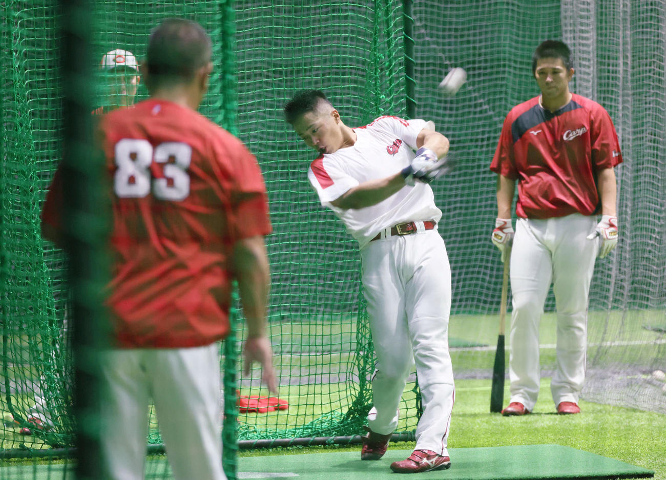 秋季練習で、新井監督（左）が見守る中、打撃練習をする広島内田（中央）。右は仲田。左手前は朝山打撃コーチ（撮影・加藤孝規）
