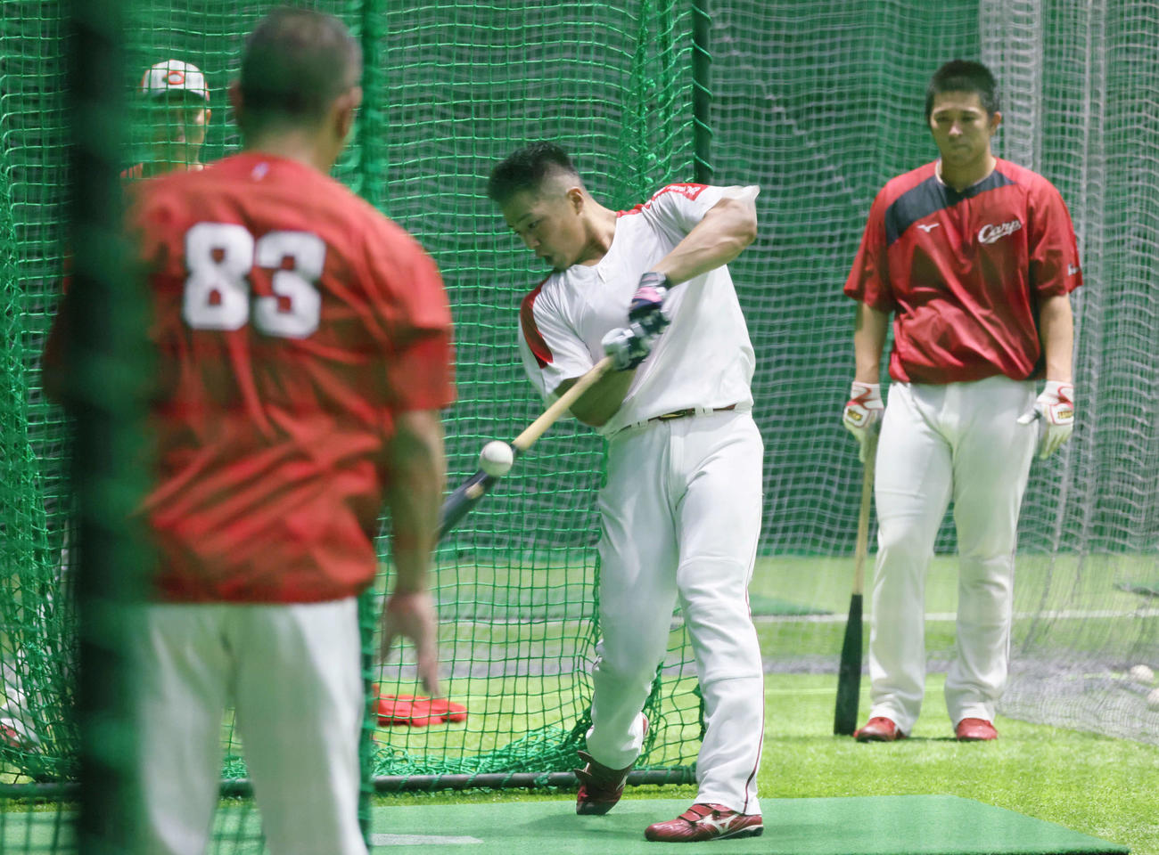 秋季練習で、新井監督（左）が見守る中、打撃練習をする広島内田（中央）。右は仲田。左手前は朝山打撃コーチ（撮影・加藤孝規）