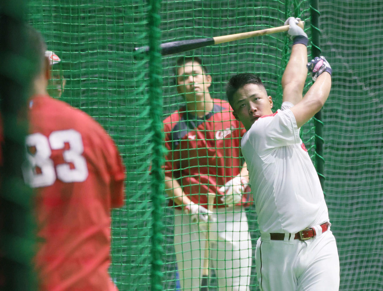 秋季練習で、新井監督（左）が見守る中、打撃練習をする広島内田（右）。中央は仲田。左手前は朝山打撃コーチ（撮影・加藤孝規）