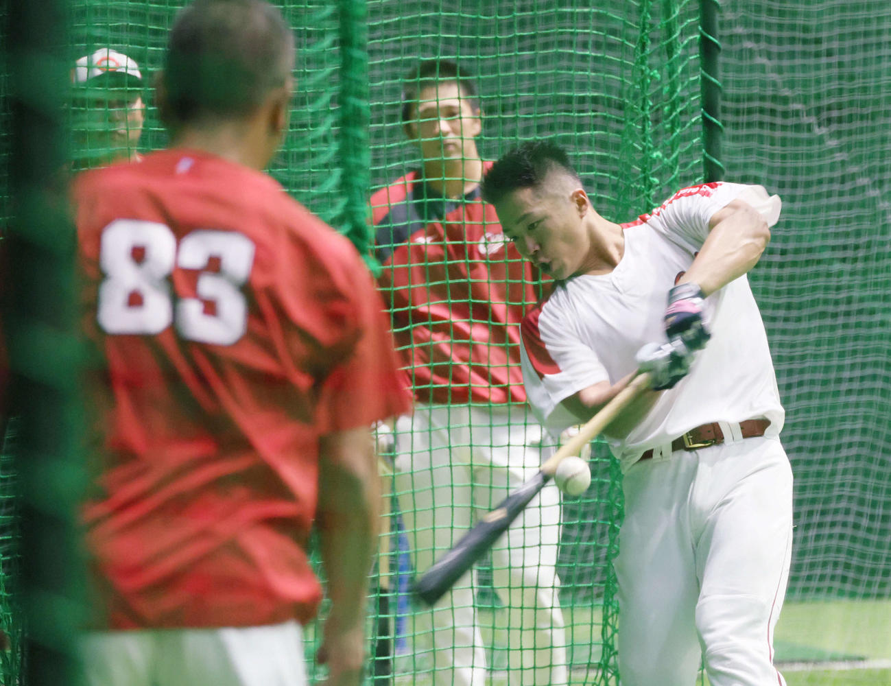 秋季練習で、新井監督（左）が見守る中、打撃練習をする広島内田（右）。中央は仲田。左手前は朝山打撃コーチ（撮影・加藤孝規）