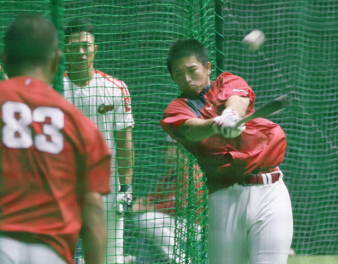 秋季練習で、新井貴浩監督が見守る中、打撃練習をする広島仲田（右）。左奥は内田。左手前は朝山打撃コーチ（撮影・加藤孝規）