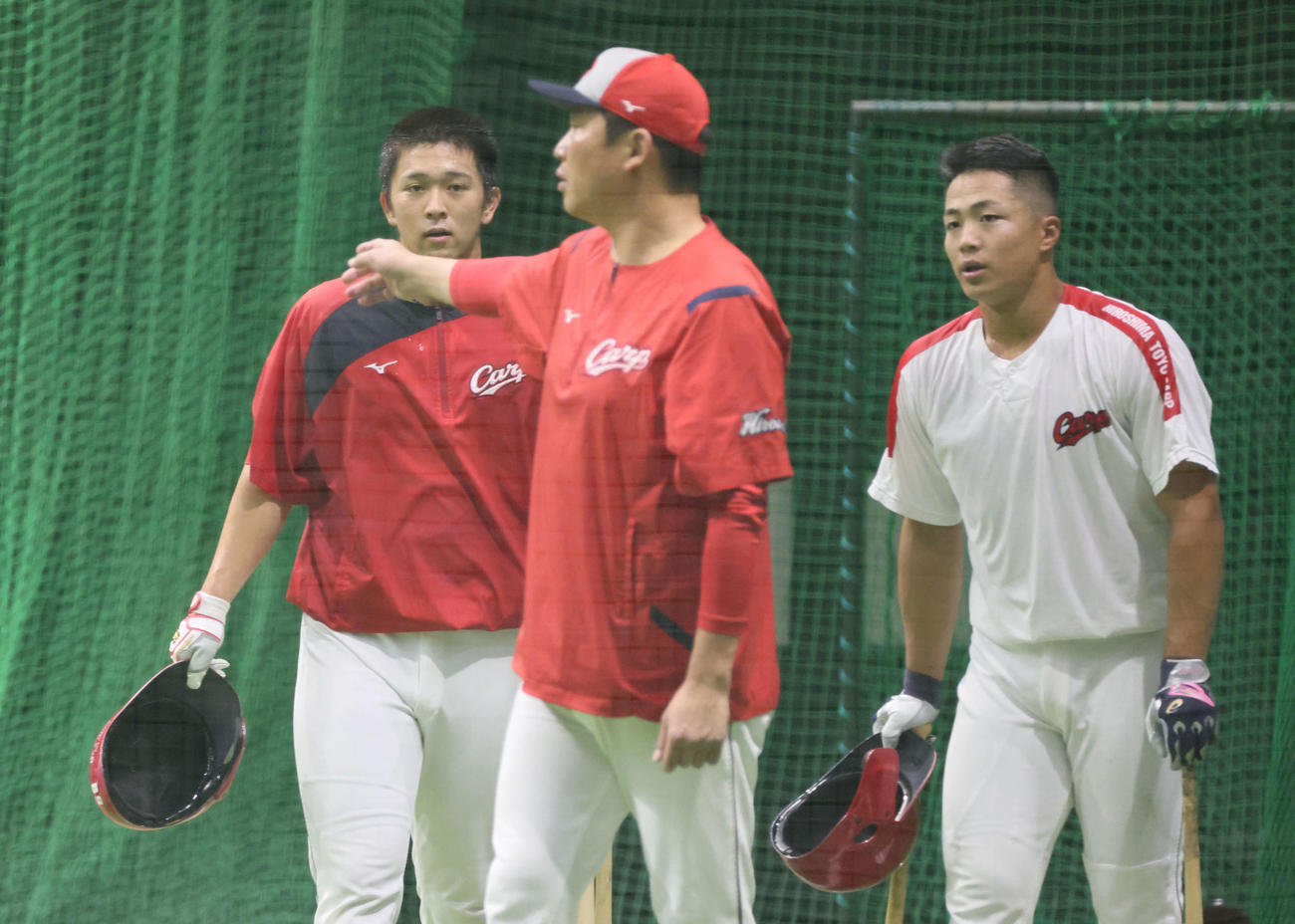 秋季練習で、打撃練習後、新井監督（中央）に声をかけられ、個別の打撃練習を受けることになった広島仲田（左）と内田（撮影・加藤孝規）