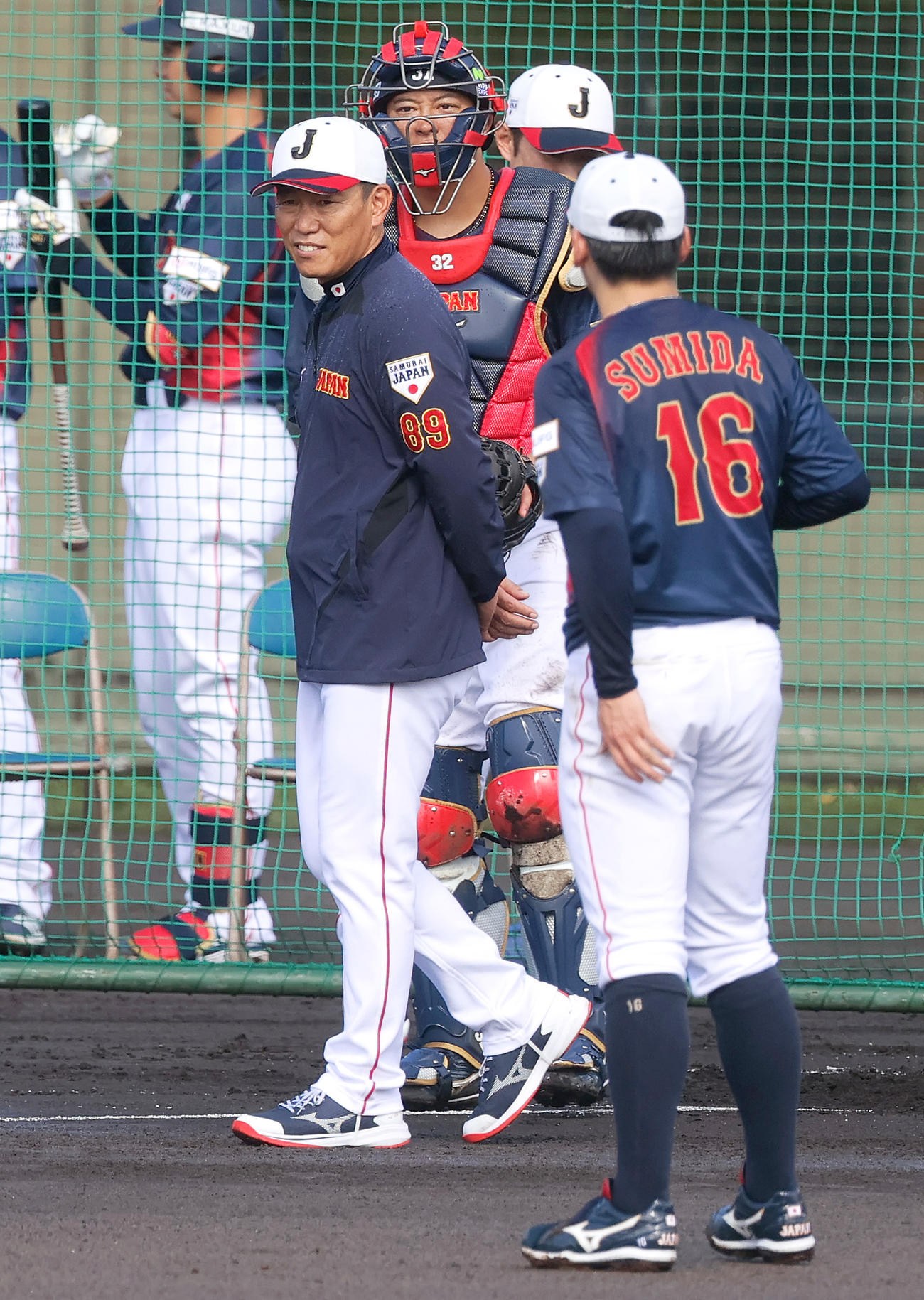 ライブBPで登板を終えた西武隅田（手前）に声をかける井端監督（撮影・上山淳一）