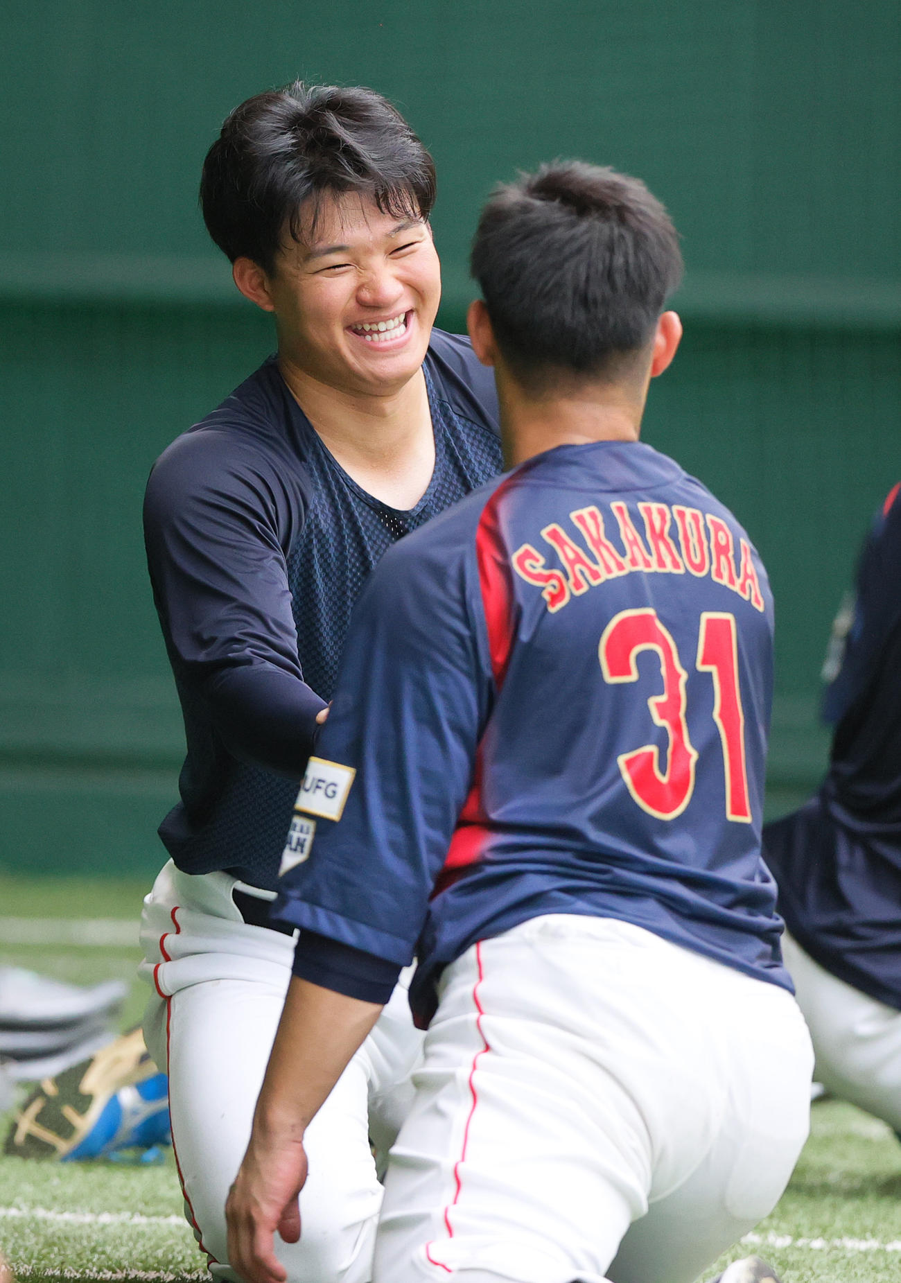 ブルペンで笑顔を見せる阪神森下（撮影・上山淳一）