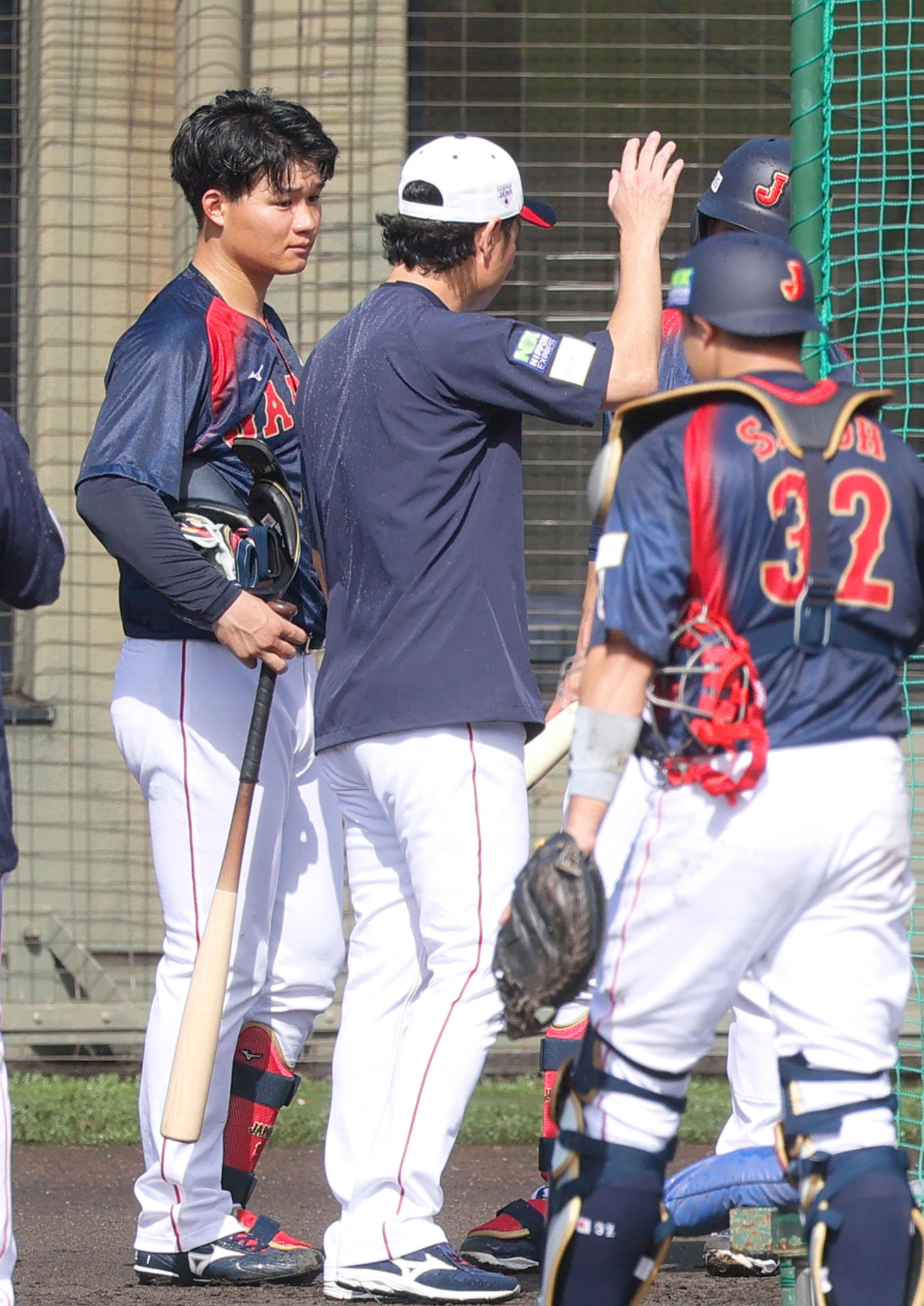 阪神森下（左）はライブBPを終え話を聞く（撮影・上山淳一）