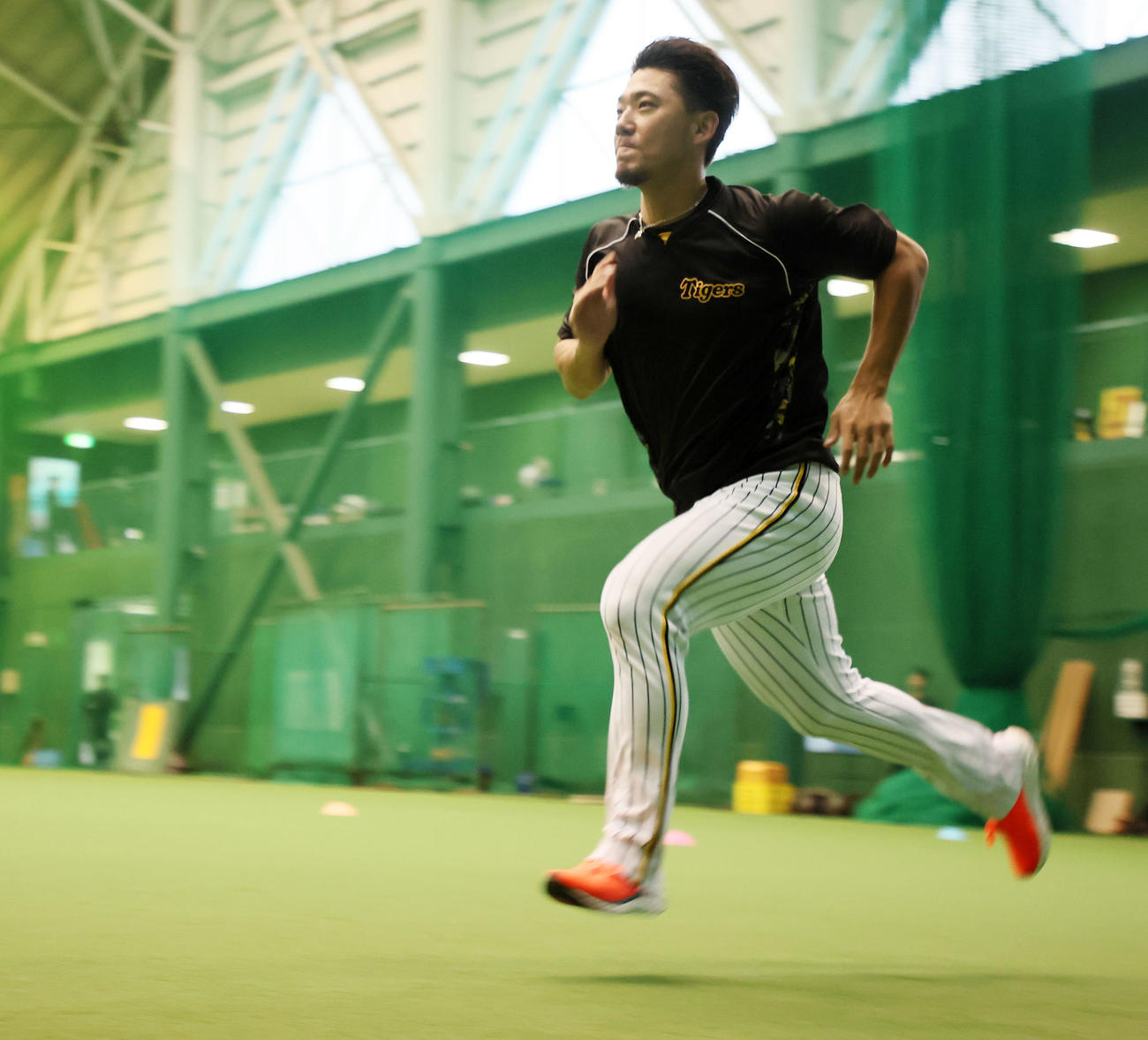 秋季キャンプ2日目、室内でダッシュしタイム計測する伊藤将（撮影・加藤哉）