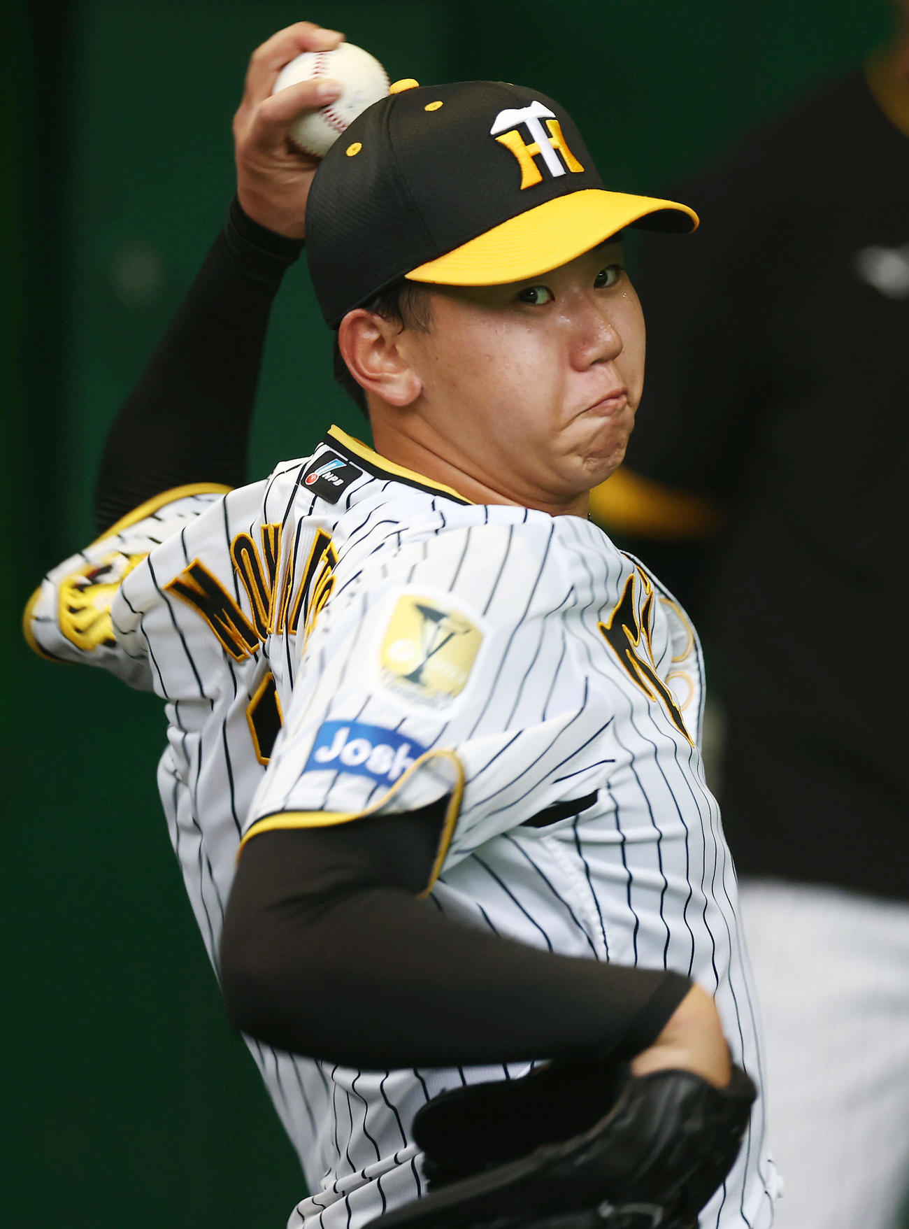 ブルペンで投げ込む阪神門別（撮影・前田充）