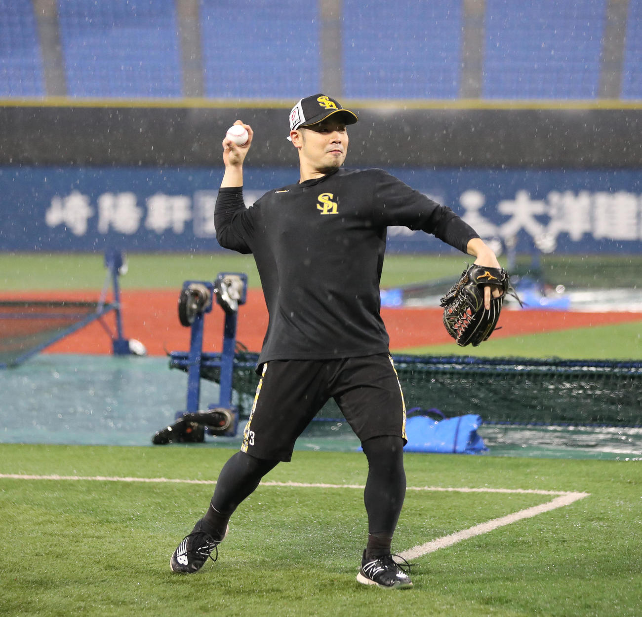 雨の中キャッチボールをする近藤（撮影・梅根麻紀）