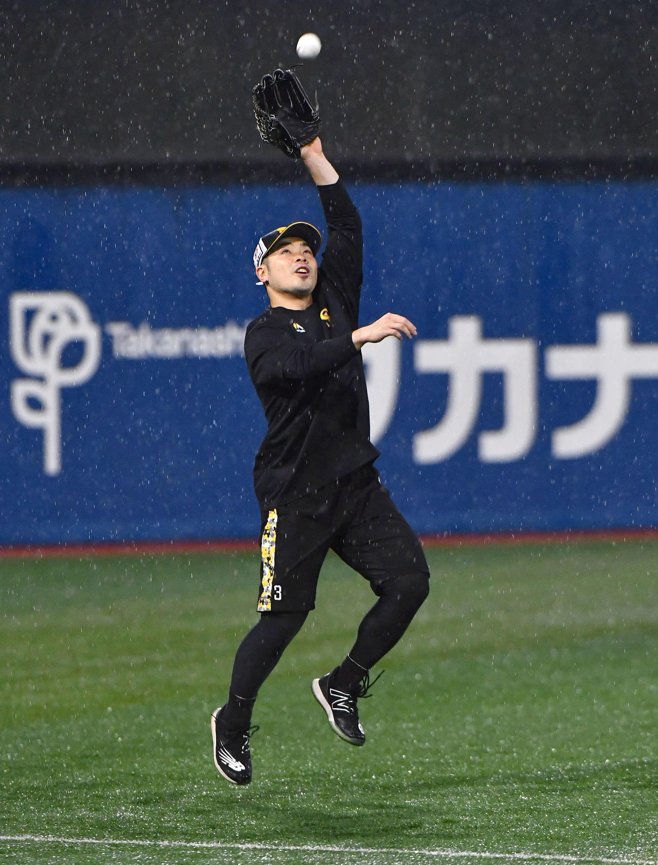 DeNA対ソフトバンク　キャッチボールを行う近藤（撮影・岩下翔太）