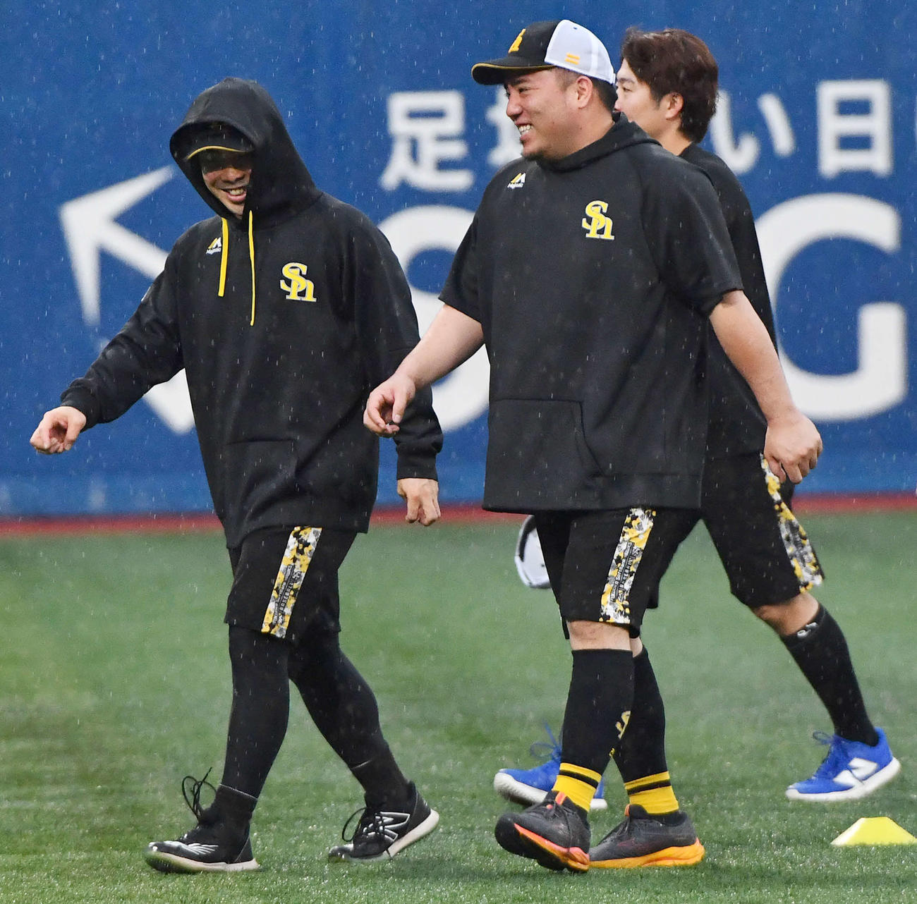 DeNA対ソフトバンク　談笑しながらウオーミングアップを行う近藤（左）と山川（撮影・岩下翔太）