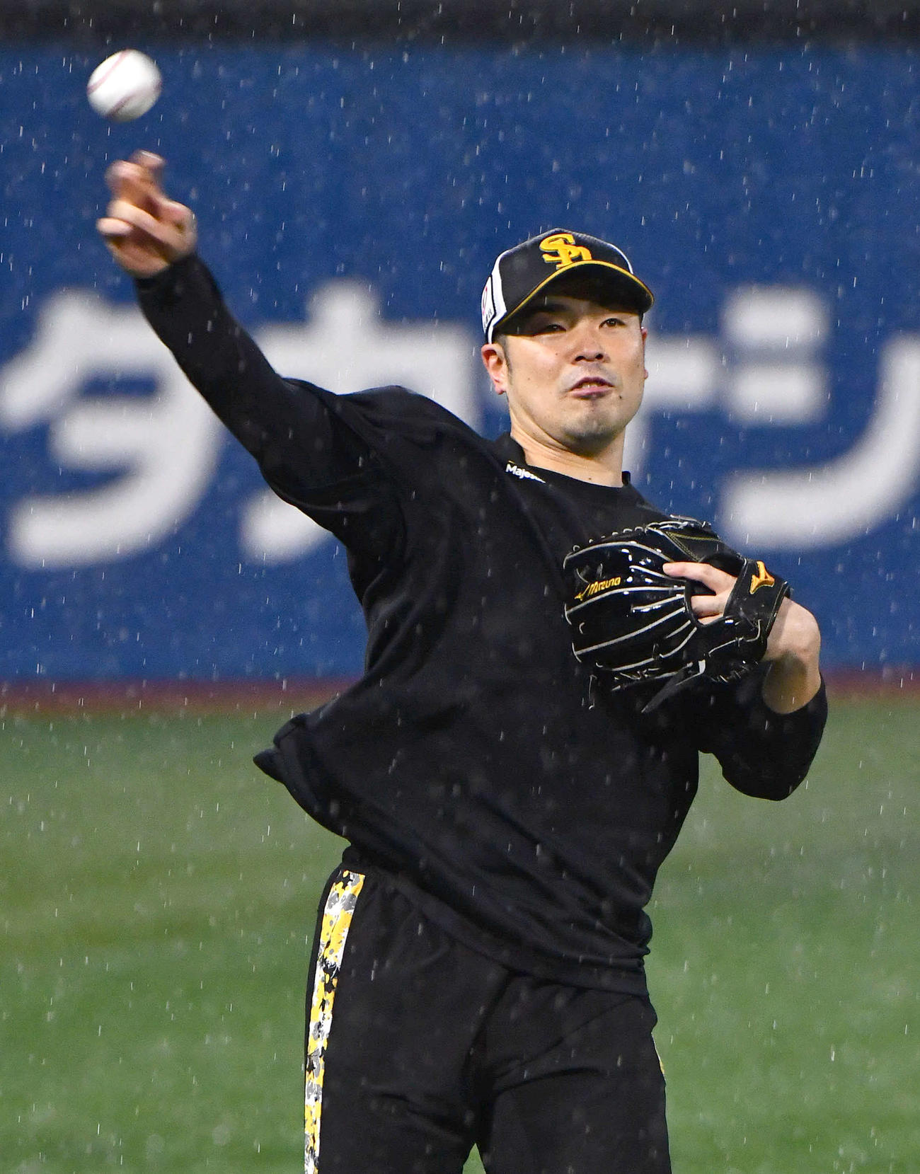 DeNA対ソフトバンク　キャッチボールを行う近藤（撮影・岩下翔太）