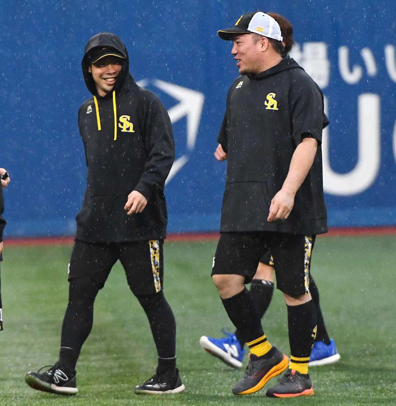 DeNA対ソフトバンク　談笑しながらウオーミングアップを行う近藤（左）と山川（撮影・岩下翔太）
