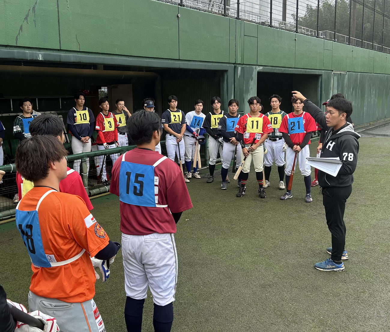 球団関係者の話を聞くトライアウト参加者