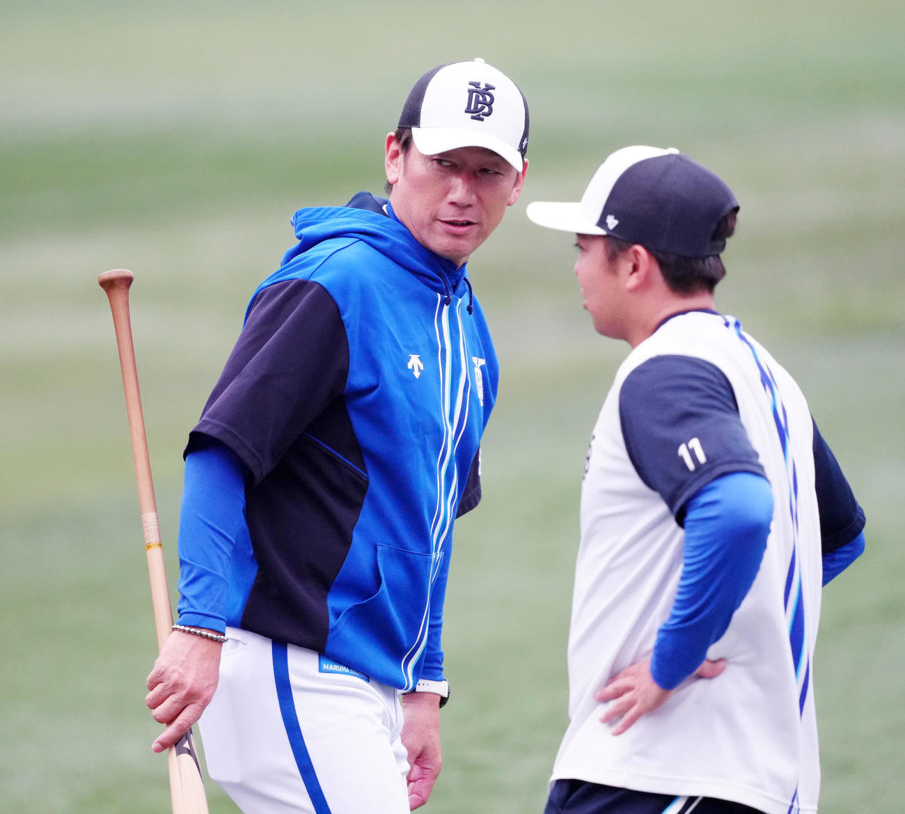 練習中、DeNA東（右）と言葉を交わす三浦監督（撮影・江口和貴）