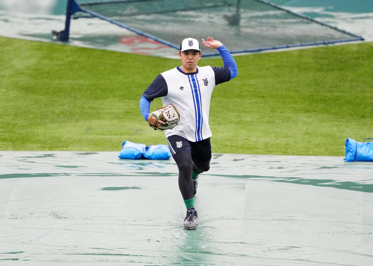 シートがかけられた横浜スタジアムのマウンドに立つDeNA東（撮影・江口和貴）