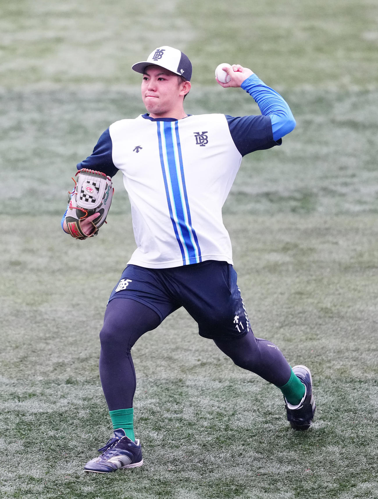 横浜スタジアムでキャッチボールするDeNA東（撮影・江口和貴）