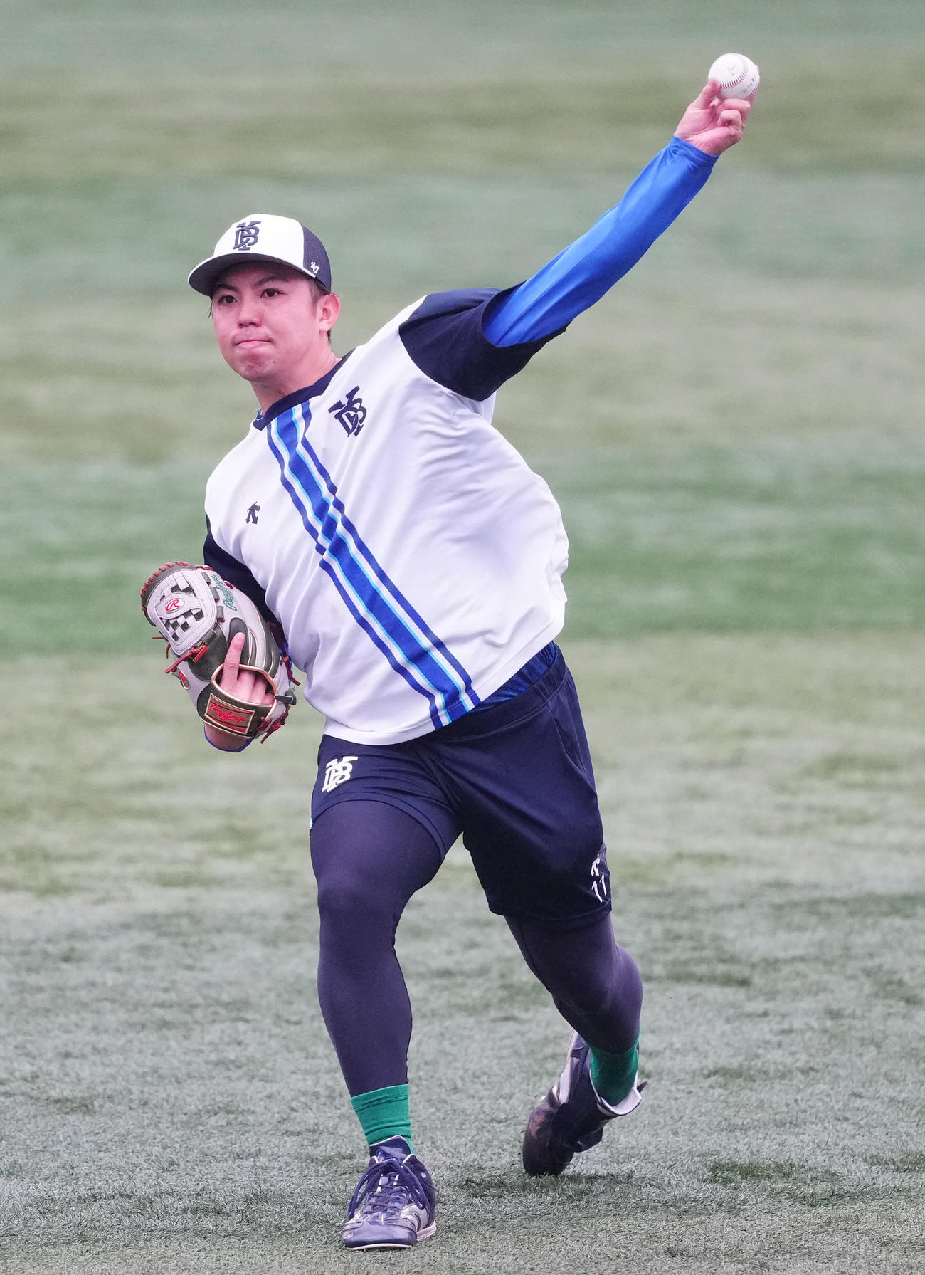 横浜スタジアムでキャッチボールするDeNA東（撮影・江口和貴）