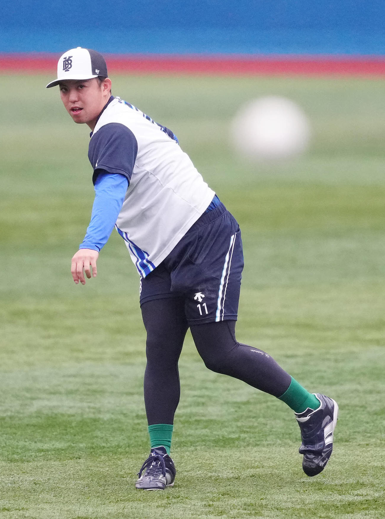 横浜スタジアムでキャッチボールするDeNA東（撮影・江口和貴）