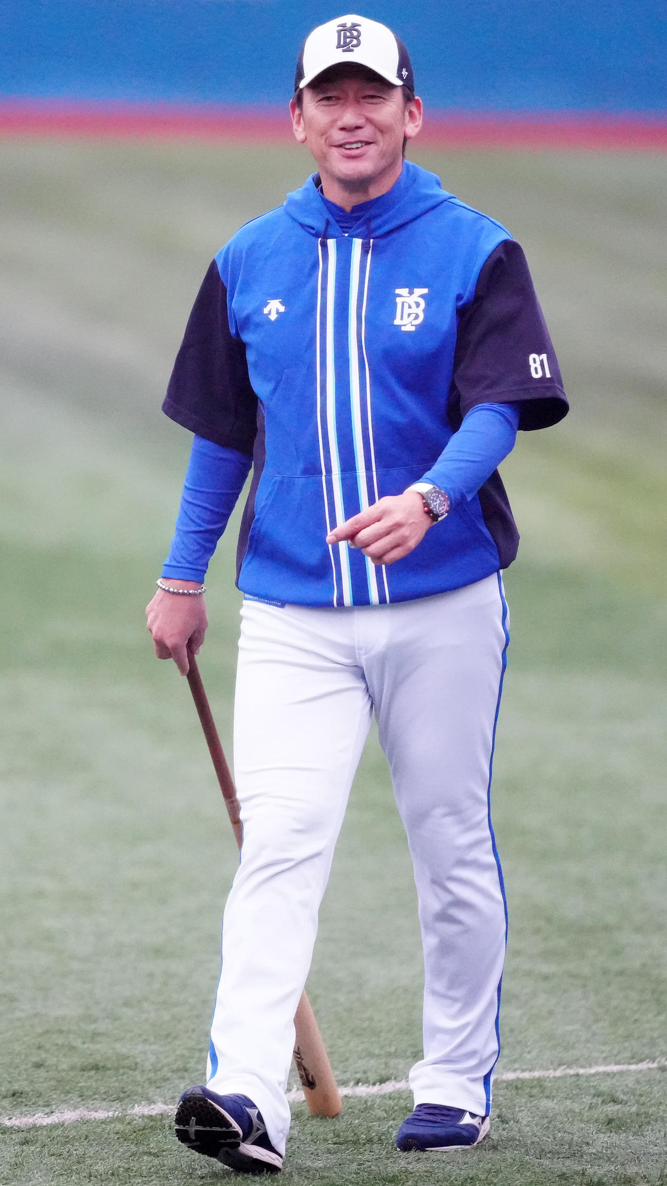 横浜スタジアムでの練習に臨むDeNA三浦監督（撮影・江口和貴）