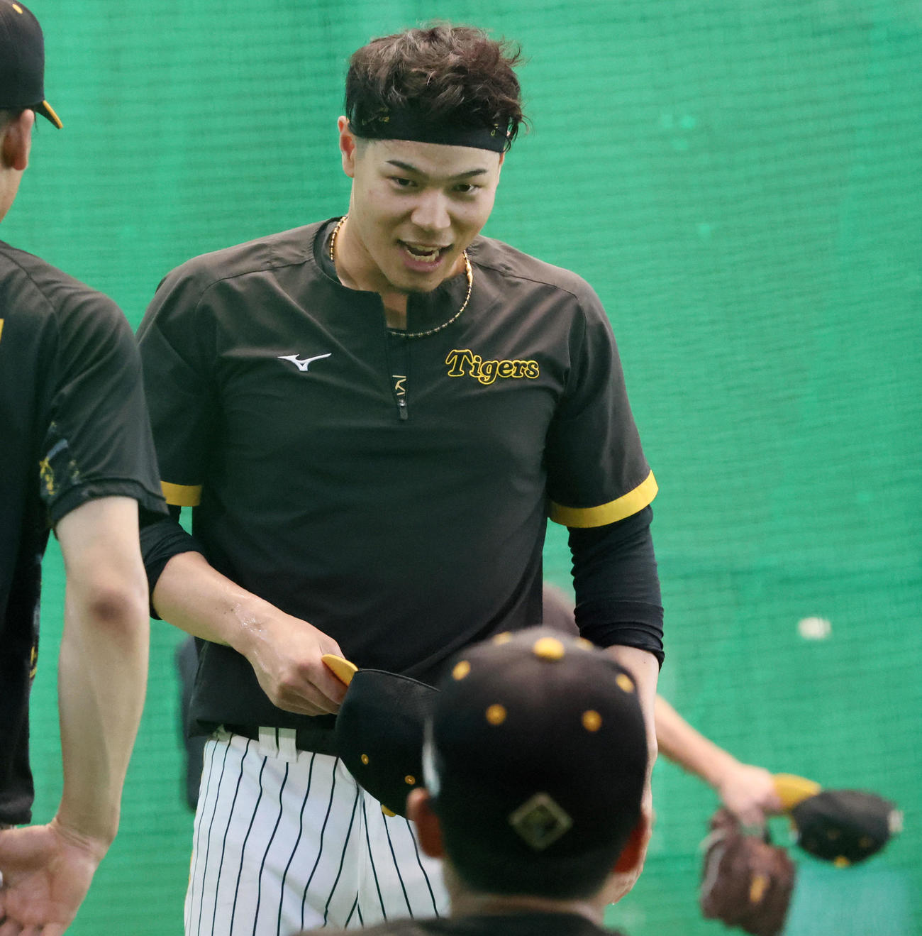 秋季キャンプ2日目、特守を終えあいさつする佐藤輝（撮影・加藤哉）