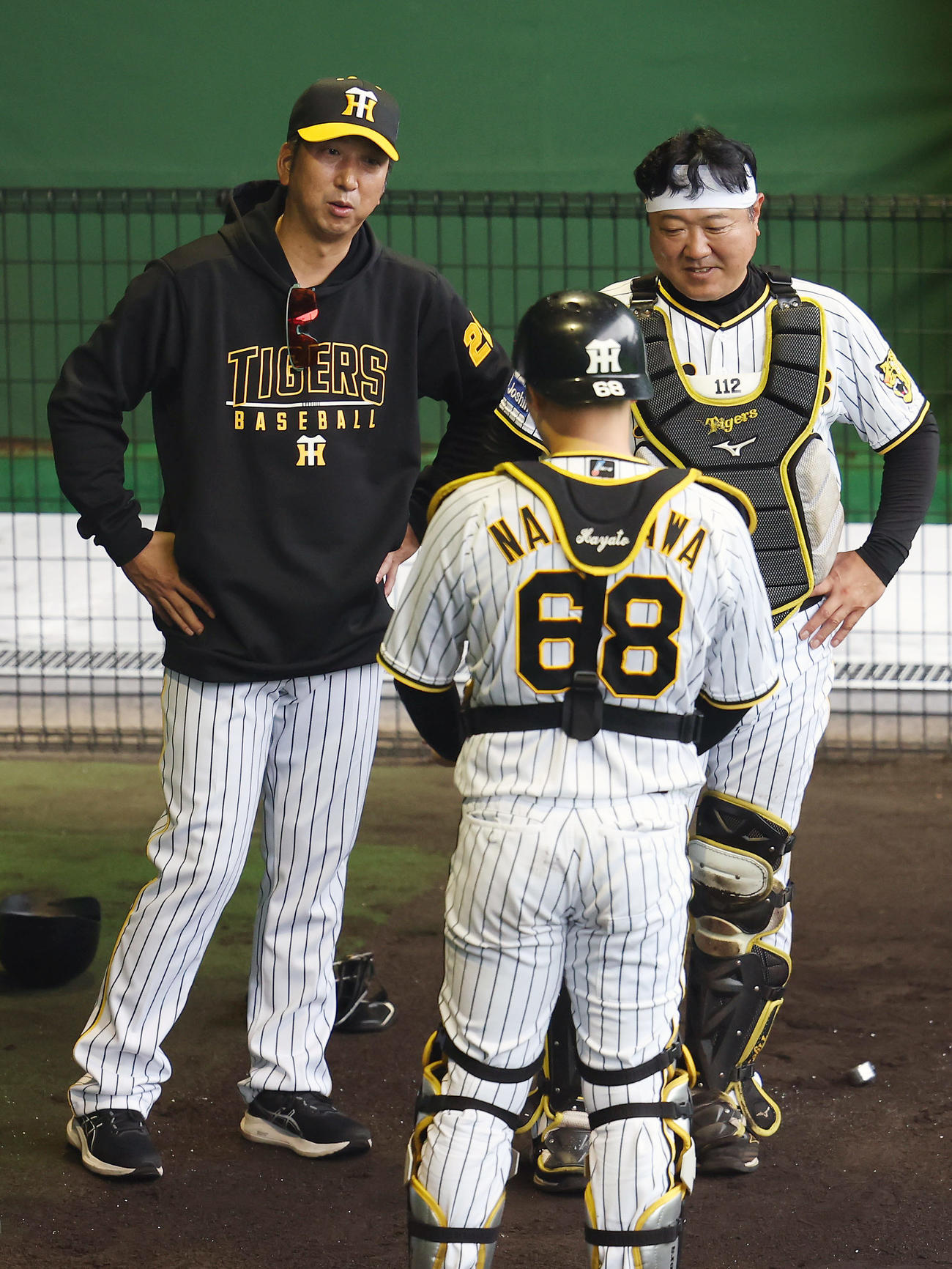 ブルペンで阪神中川（手前）と言葉を交わす藤川監督。右は片山ブルペンコーチ兼BC（撮影・前田充）