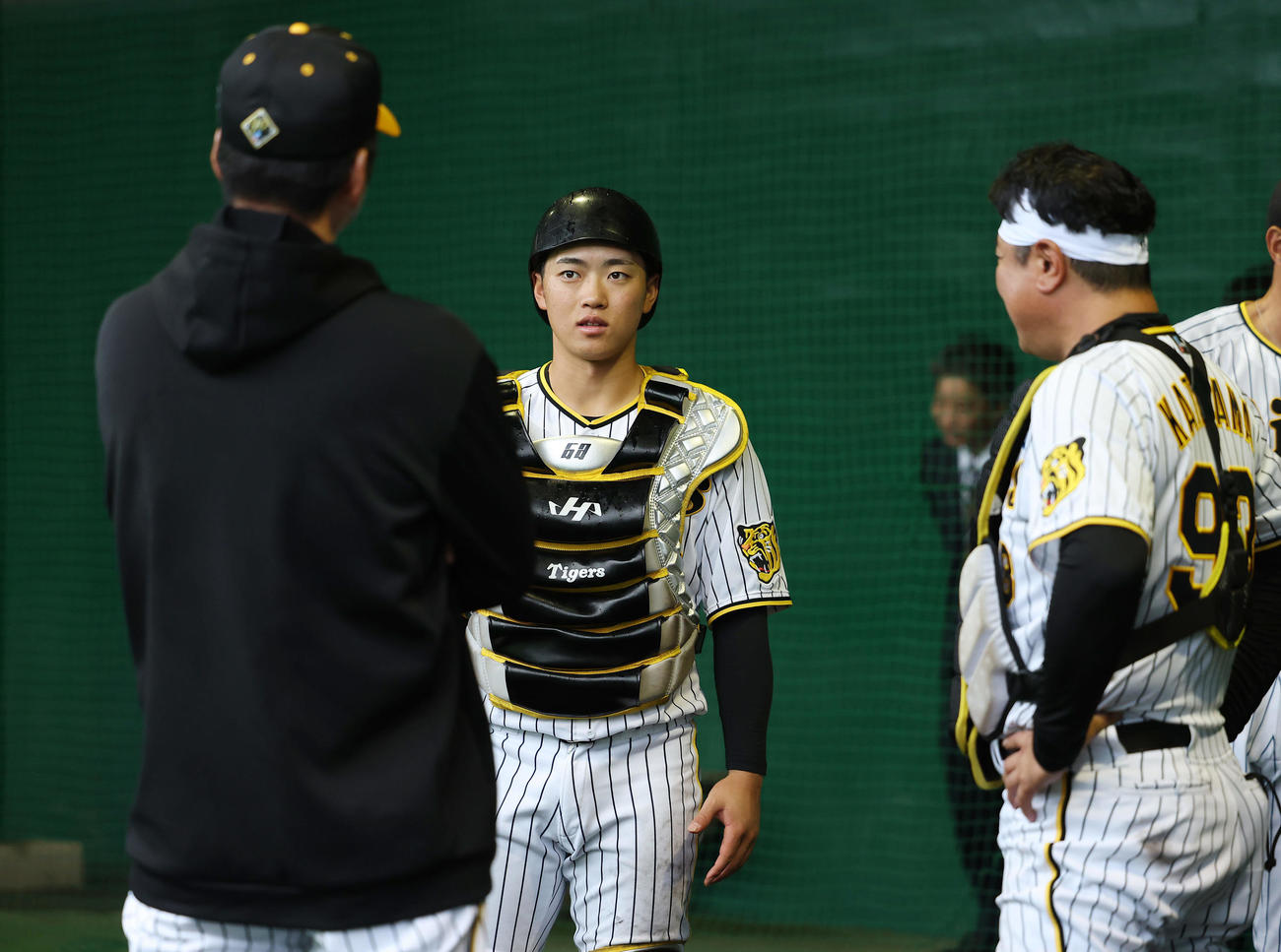 ブルペンで阪神藤川監督（左）と言葉を交わす中川。右は片山ブルペンコーチ兼BC（撮影・前田充）