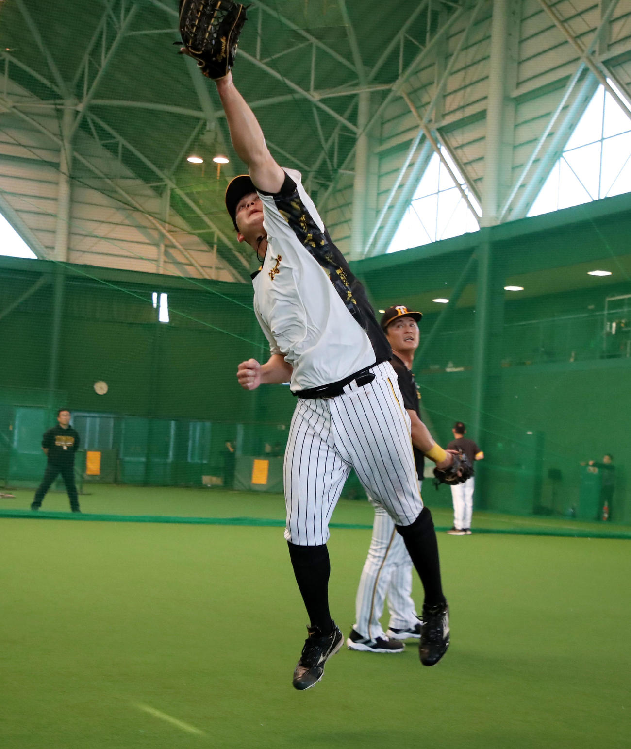 秋季キャンプ2日目、特守でボールを追う野口。右は前川（撮影・加藤哉）