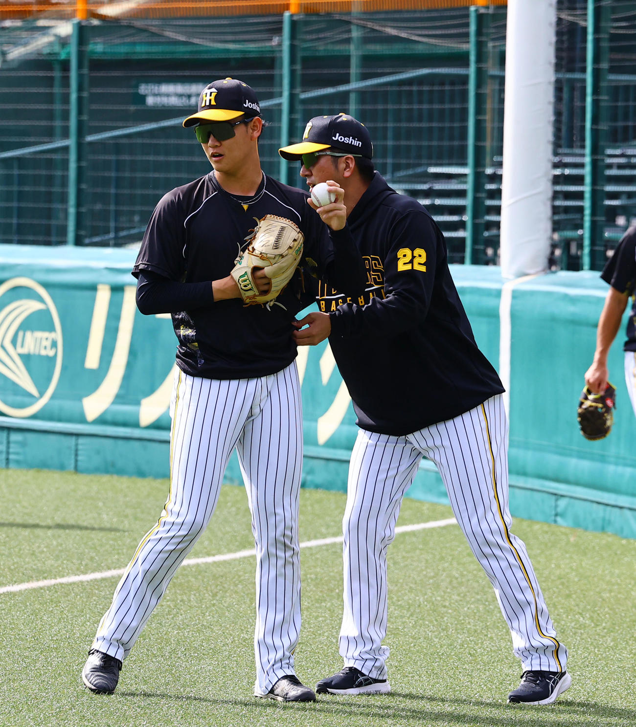 及川（左）を指導する阪神藤川監督（2024年10月27日撮影）