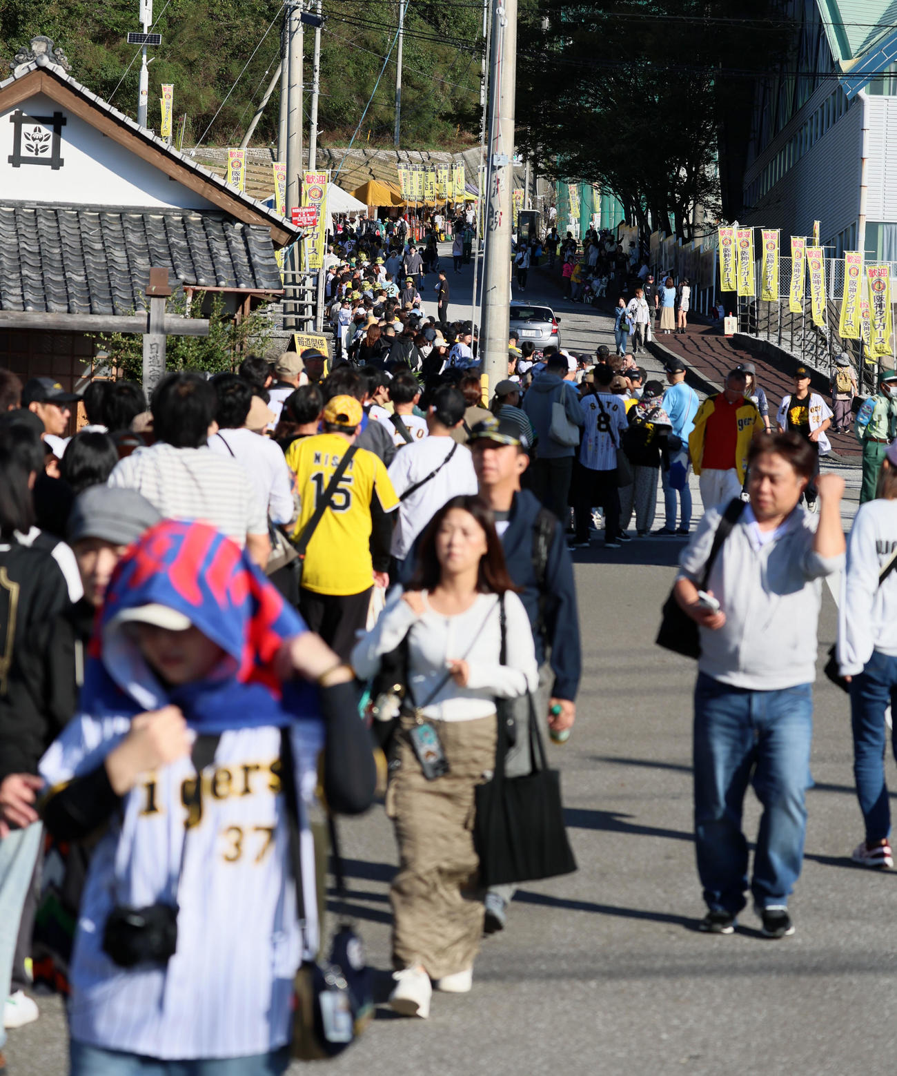 秋季キャンプ3日目、今キャンプ初の晴天と連休も重なって朝からサイン会抽選券を求め長い列が延びる（撮影・加藤哉）