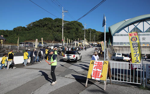 秋季キャンプ3日目、球場に近い駐車場はすでに満車（撮影・加藤哉）