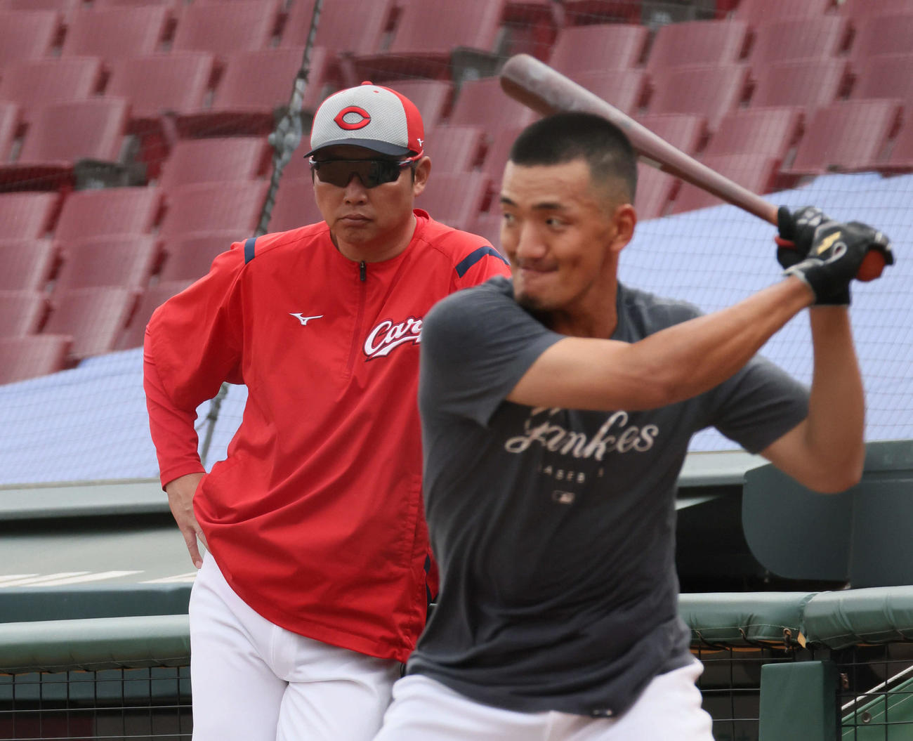 ロングティーを行う矢野を見守る広島新井監督（左）（2024年10月21日撮影）
