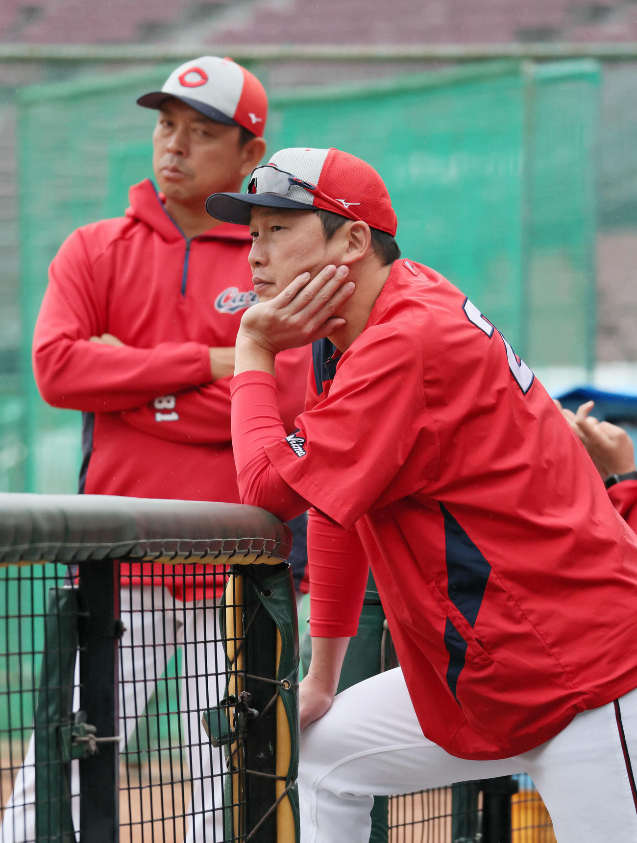 練習を見守る広島新井監督。左は石原コーチ（2024年10月29日撮影）