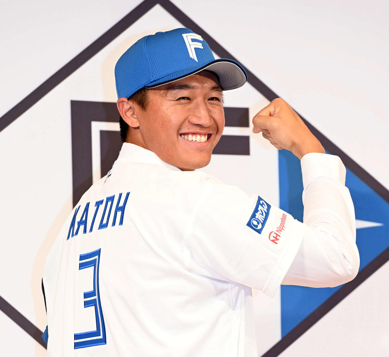 22年11月4日、入団会見で笑顔を見せる日本ハム加藤豪将