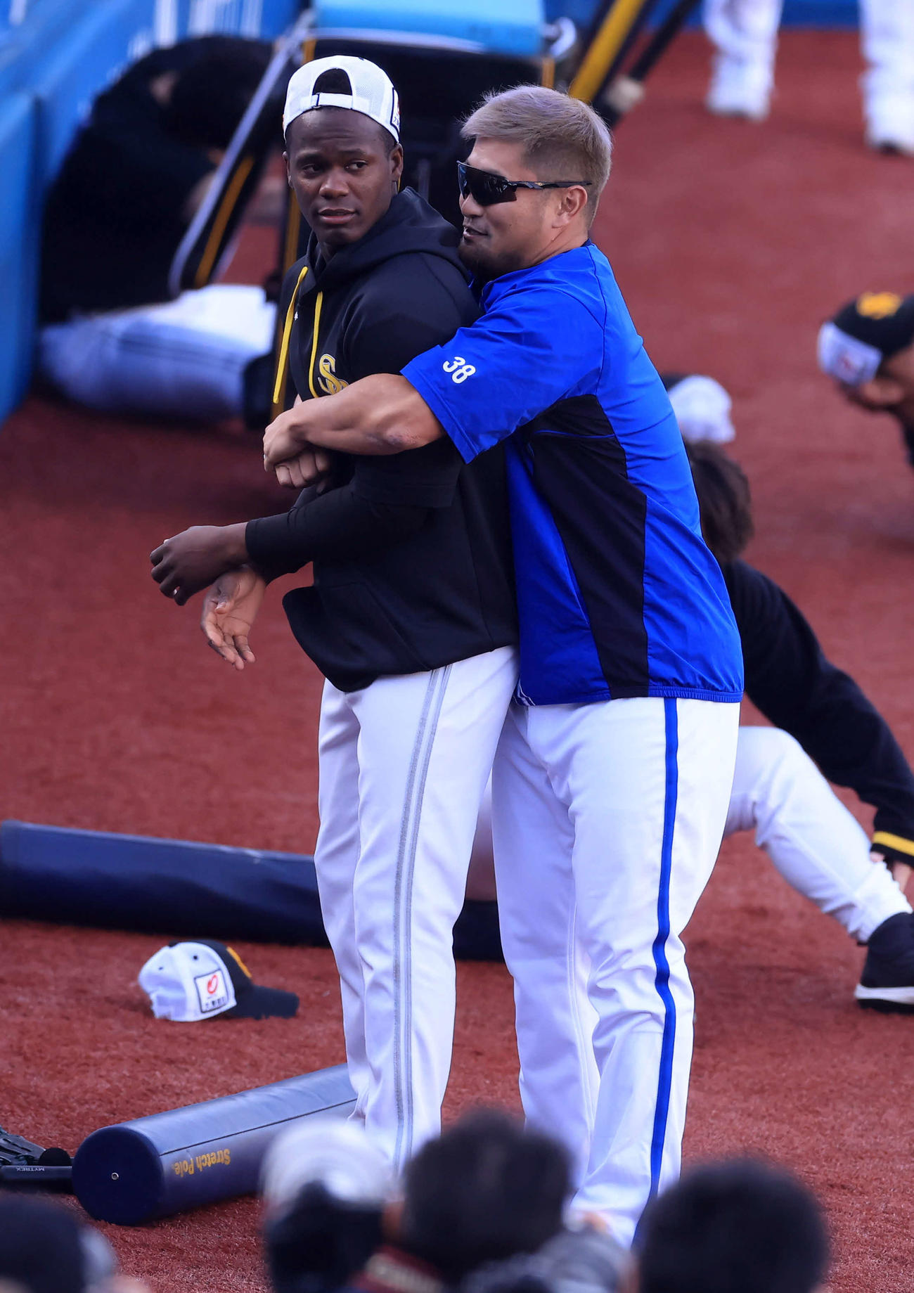 DeNA対ソフトバンク　試合前、ソフトバンク・モイネロ（左）に抱きつくDeNA森唯（撮影・浅見桂子）