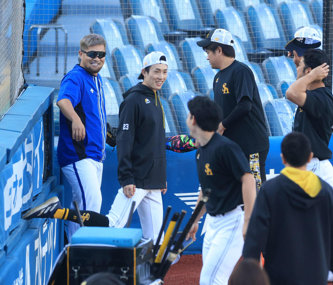 DeNA対ソフトバンク　試合前、ソフトバンクの選手たちと談笑するDeNA森唯（左）（撮影・浅見桂子）
