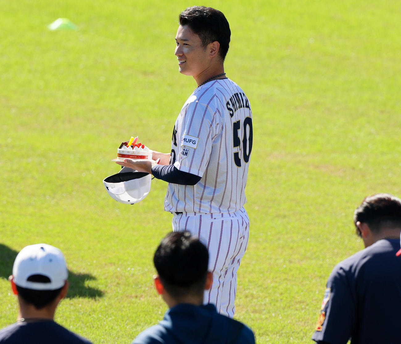 中日清水は誕生日ケーキが贈られ笑顔を見せる（撮影・上山淳一）