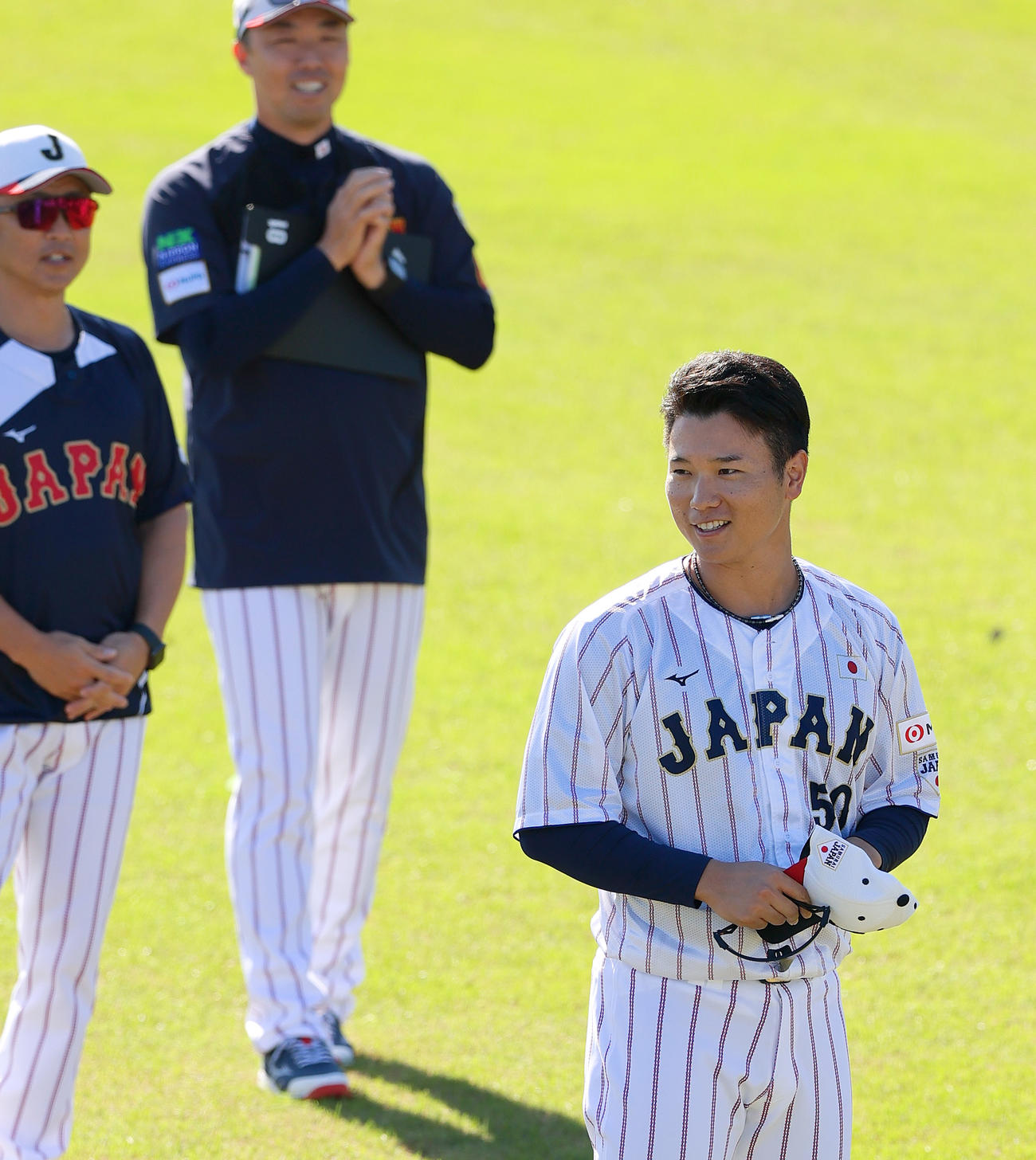 中日清水（右）は誕生日を祝福され感謝を伝える（撮影・上山淳一）（撮影・上山淳一）