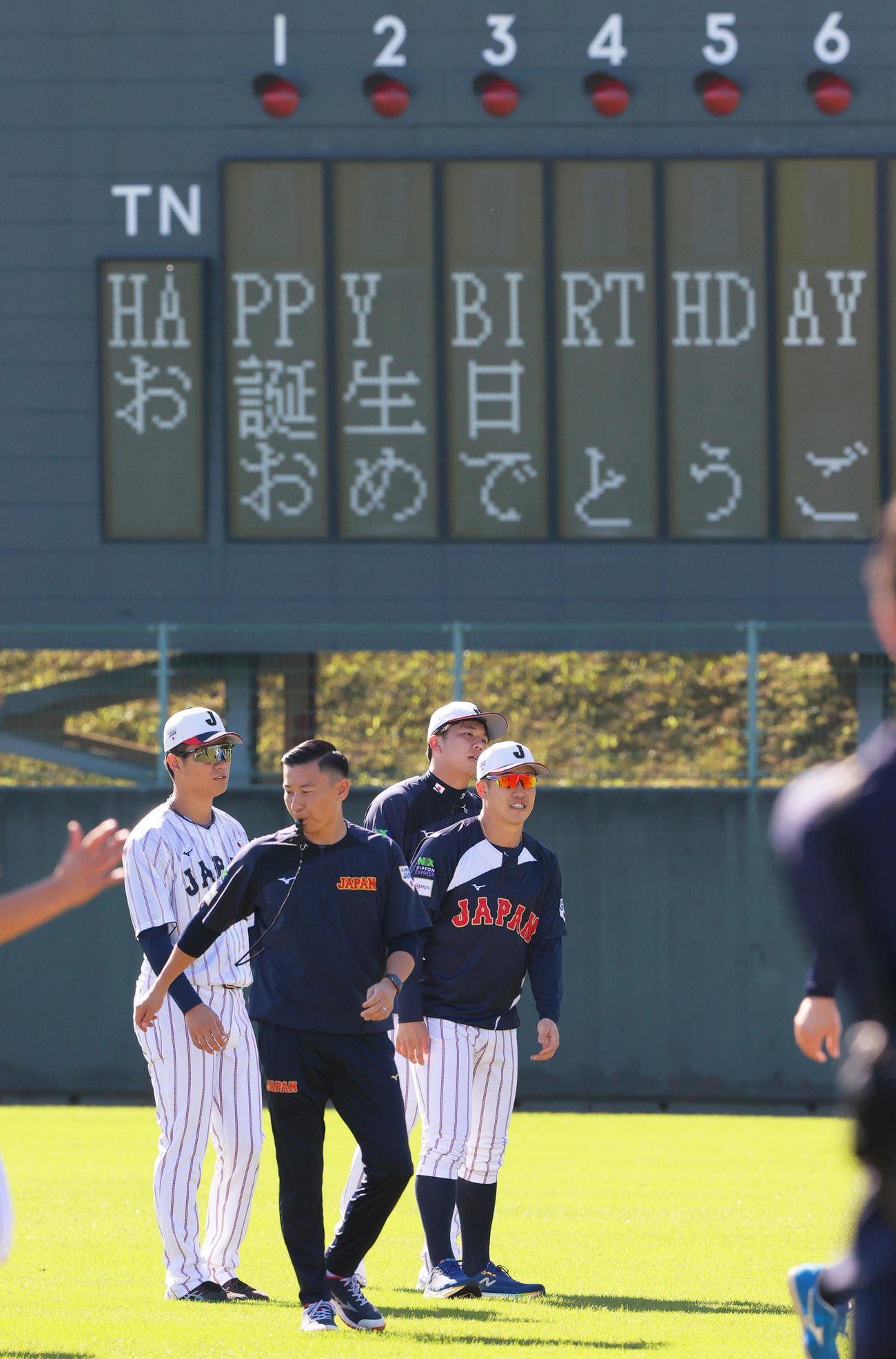 中日清水（左）の誕生日を祝福するスコアボード（撮影・上山淳一）