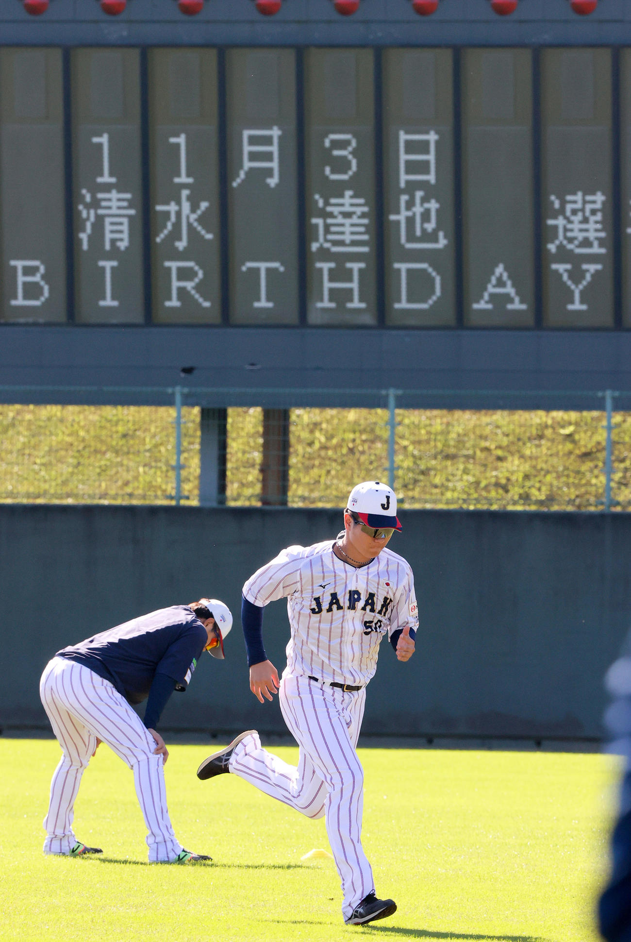 誕生日を祝福するスコアボードを背にアップする中日清水（撮影・上山淳一）