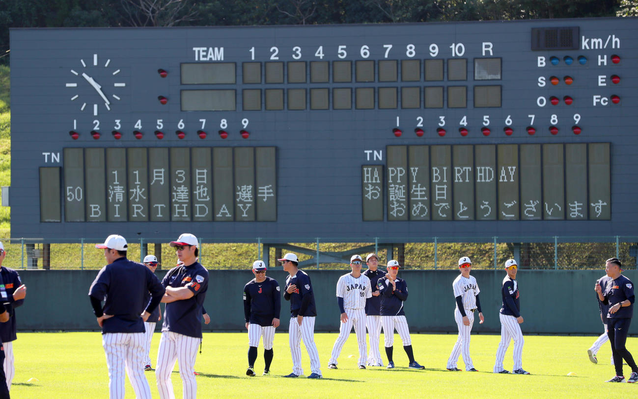 中日清水（左）の誕生日を祝福するスコアボード（撮影・上山淳一）